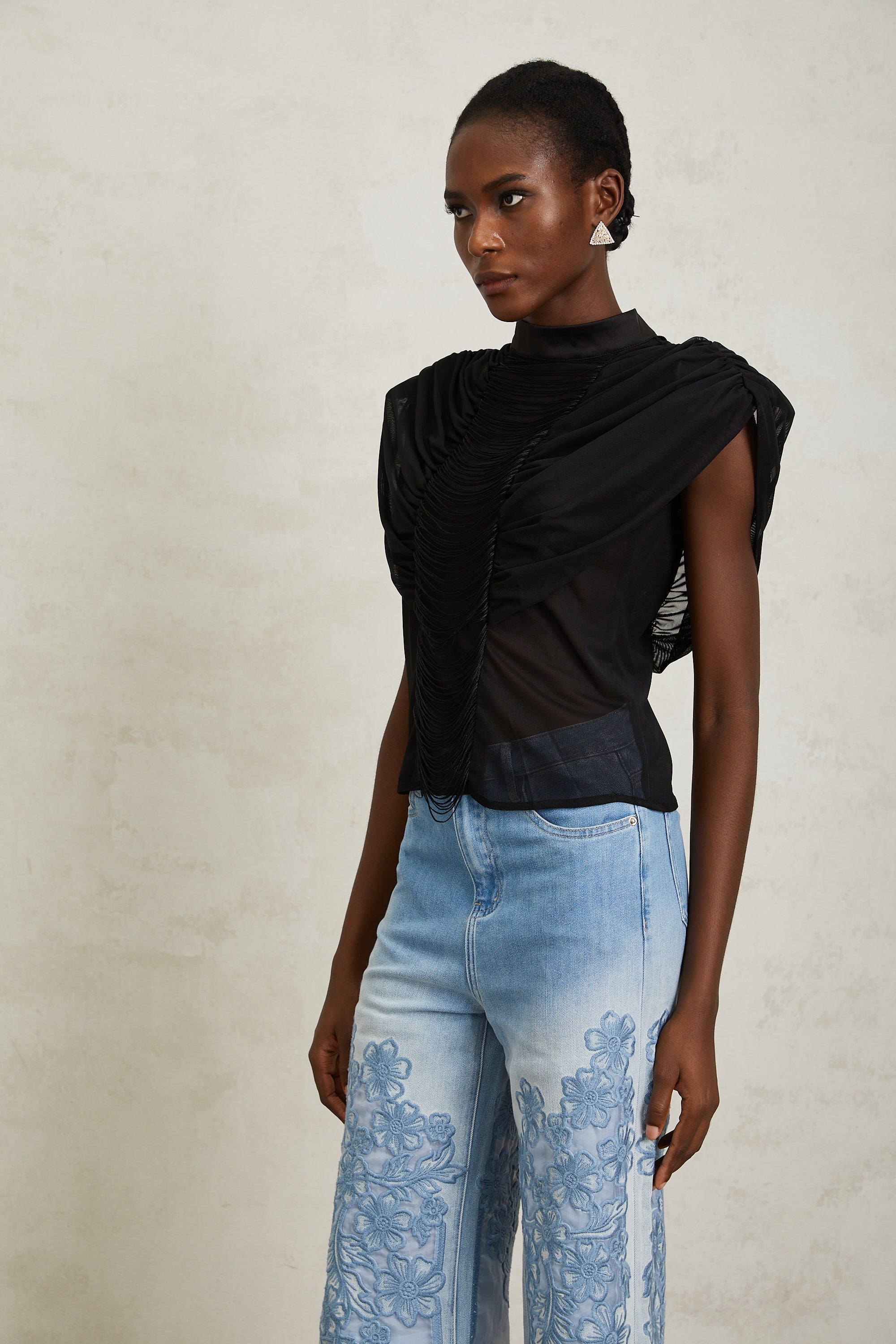 بلوزة زازي من التول الأسود المكشكش مع هامش