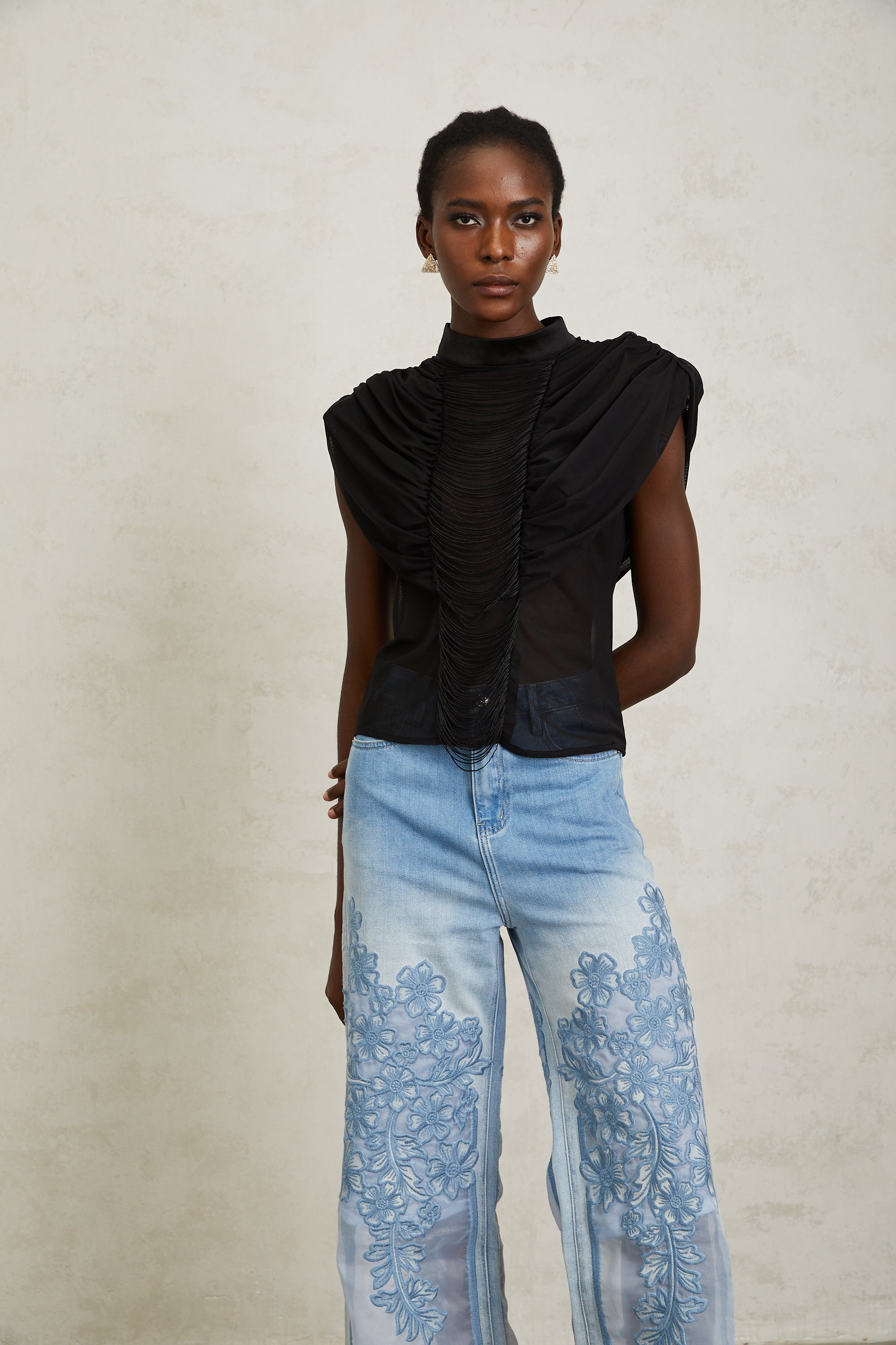 بلوزة زازي من التول الأسود المكشكش مع هامش