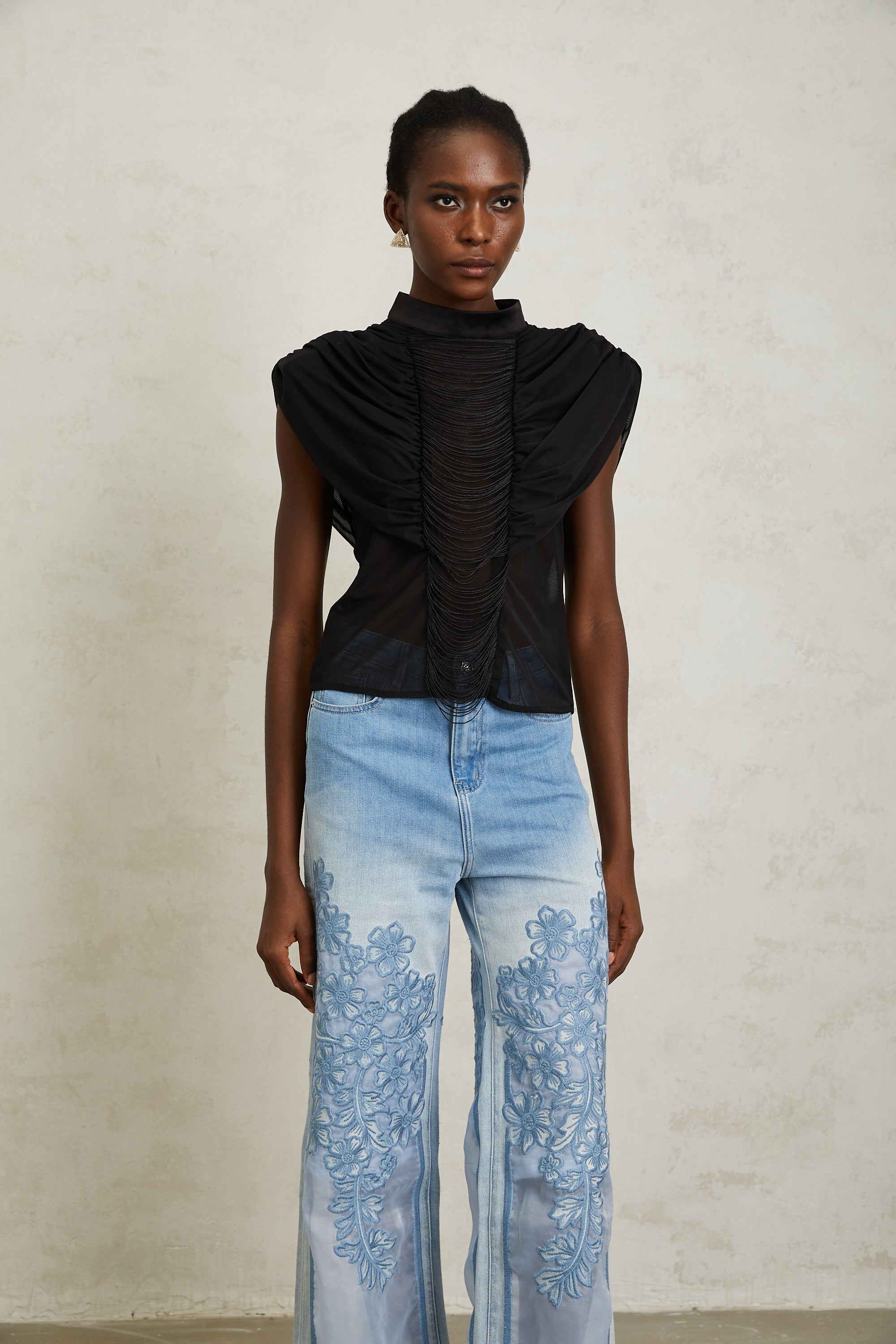 بلوزة زازي من التول الأسود المكشكش مع هامش