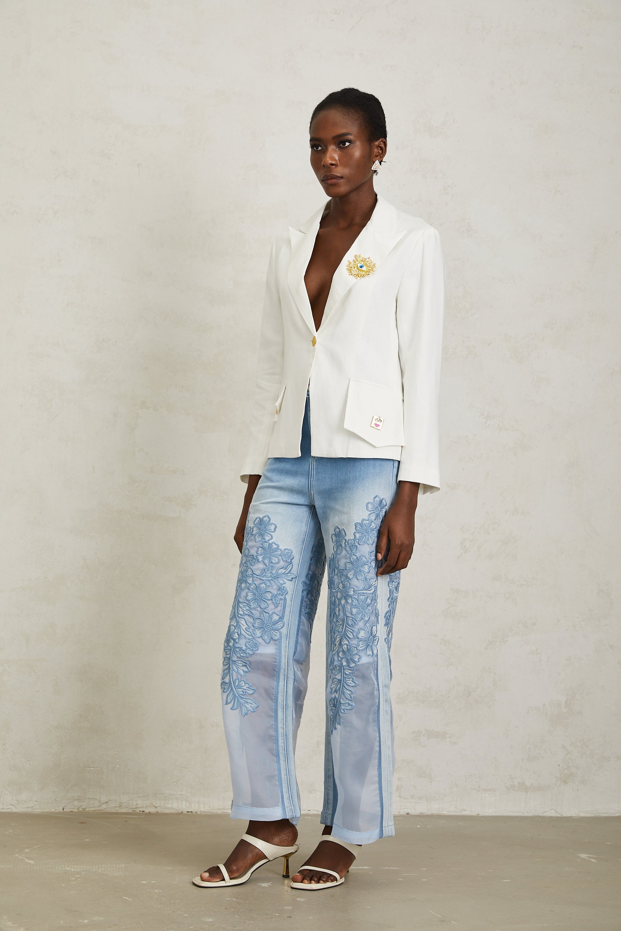 Donatienne – Weißer Leinenblazer mit Broschendetail