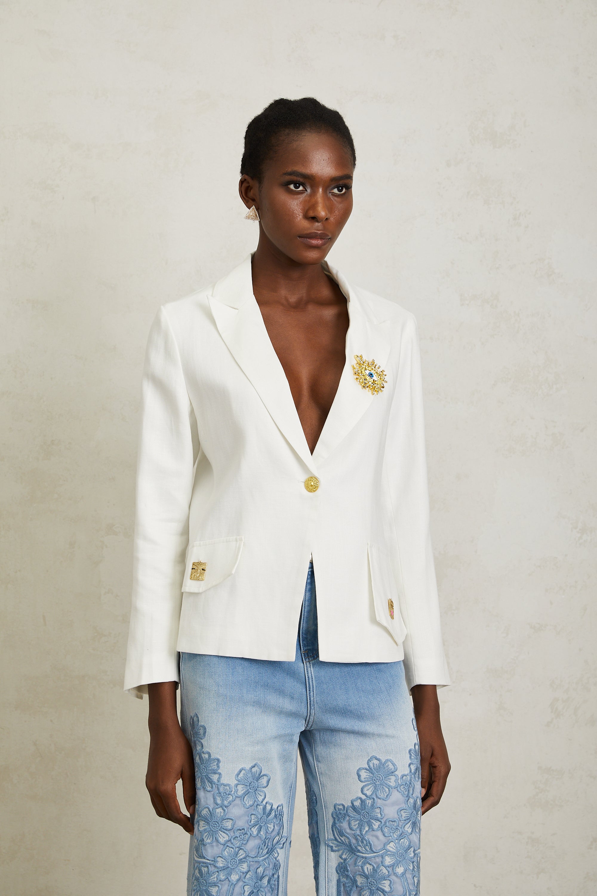 Donatienne – Weißer Leinenblazer mit Broschendetail