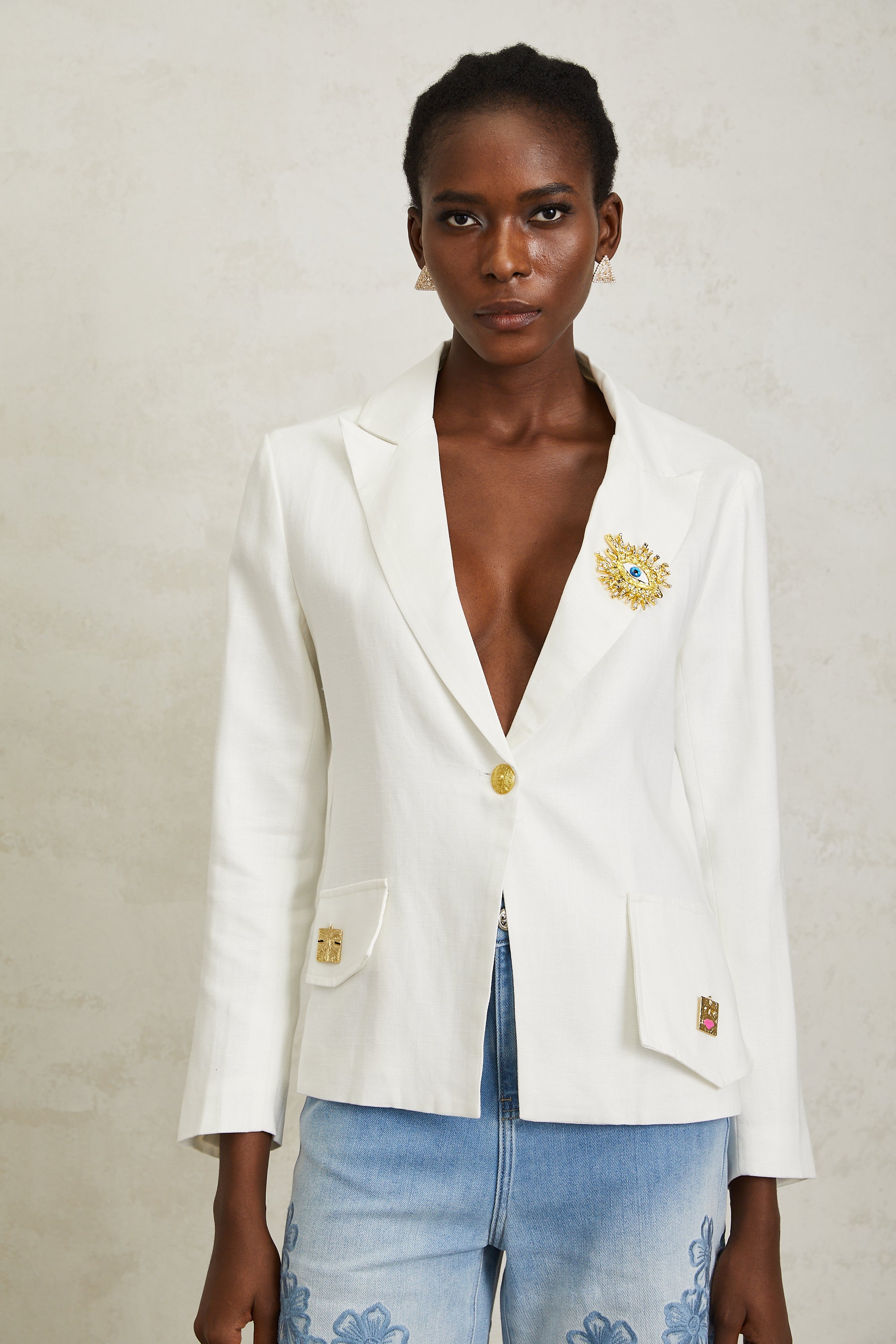 Donatienne – Weißer Leinenblazer mit Broschendetail