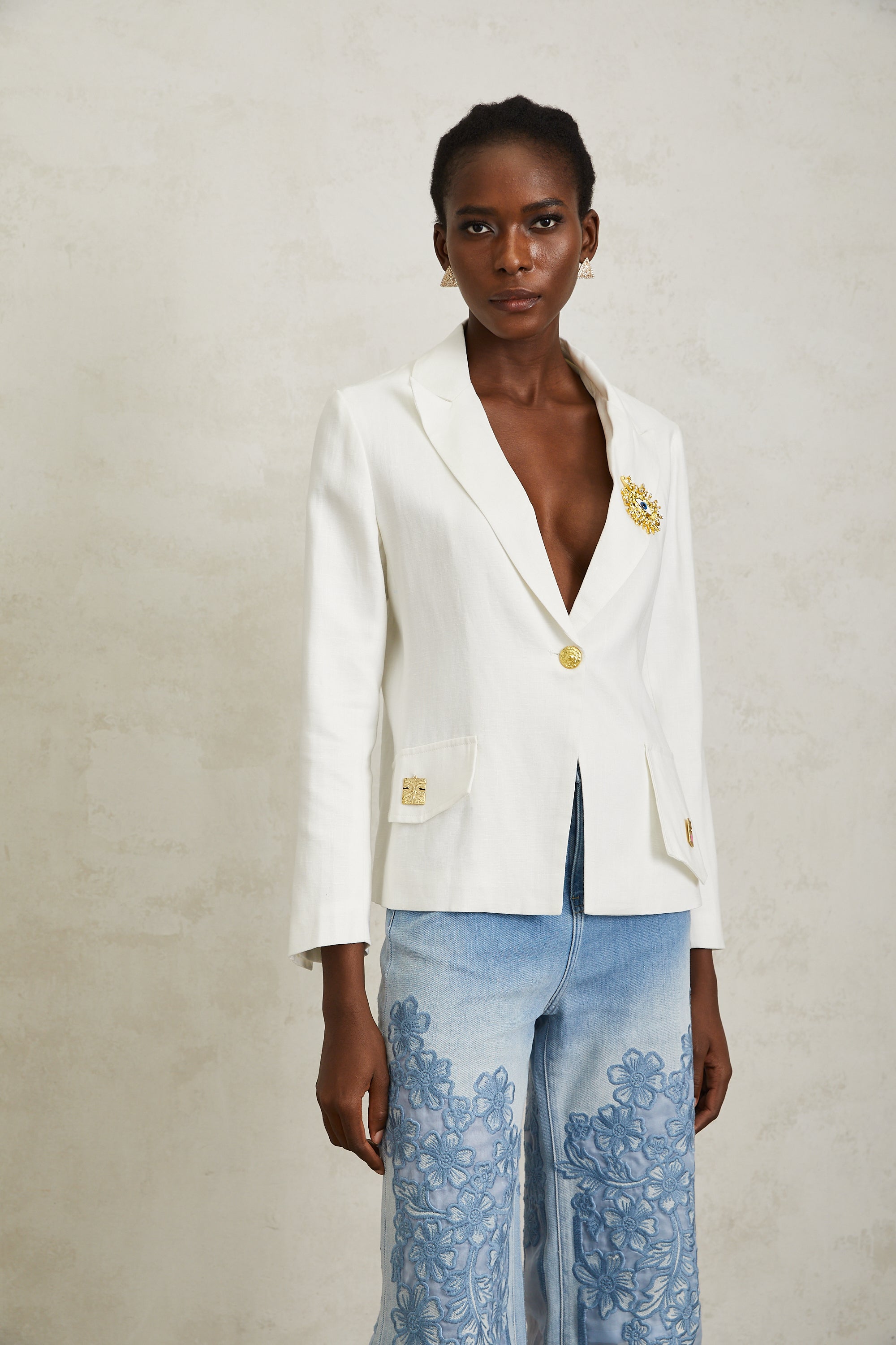 Donatienne – Weißer Leinenblazer mit Broschendetail