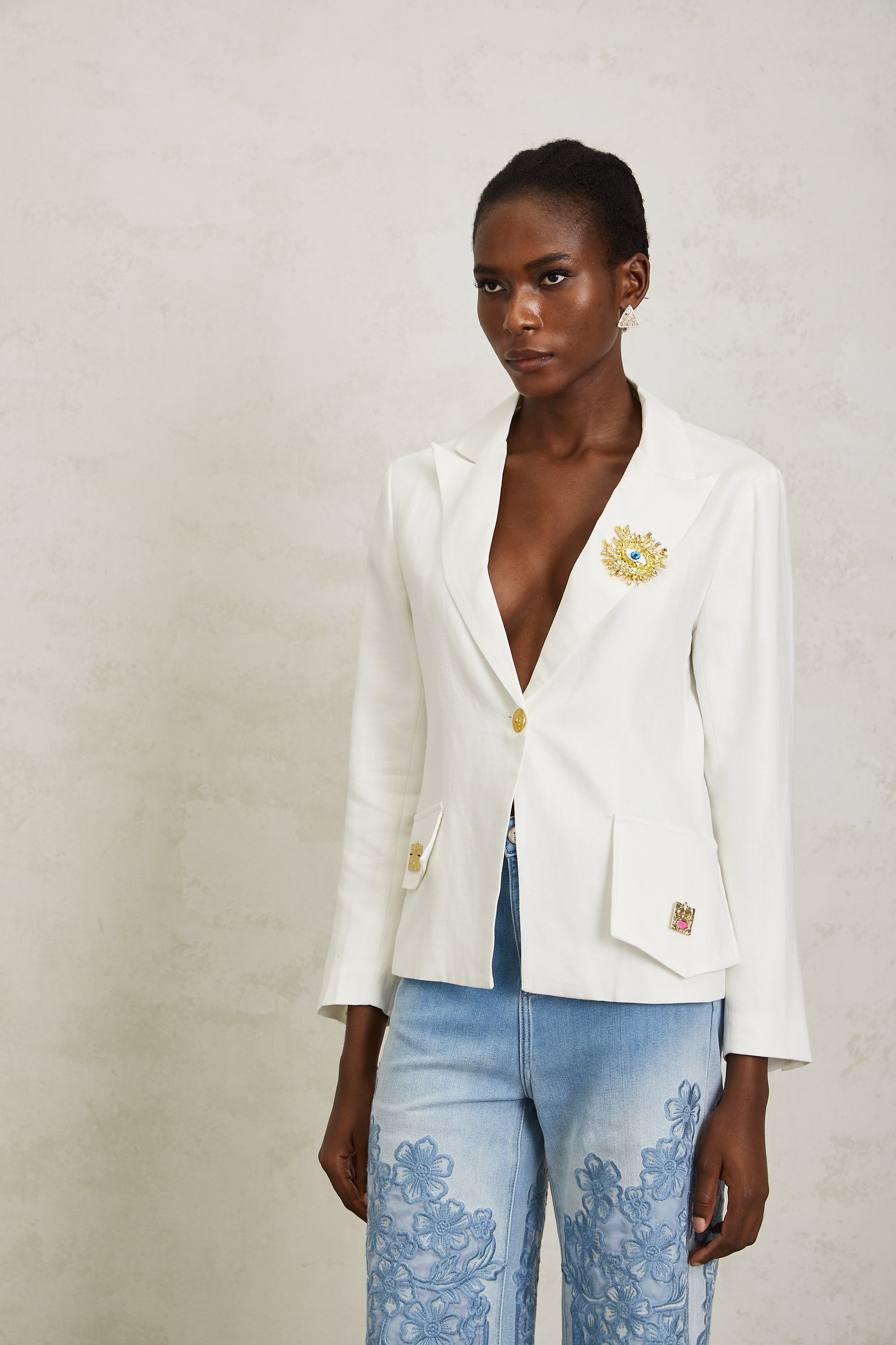 Donatienne – Weißer Leinenblazer mit Broschendetail