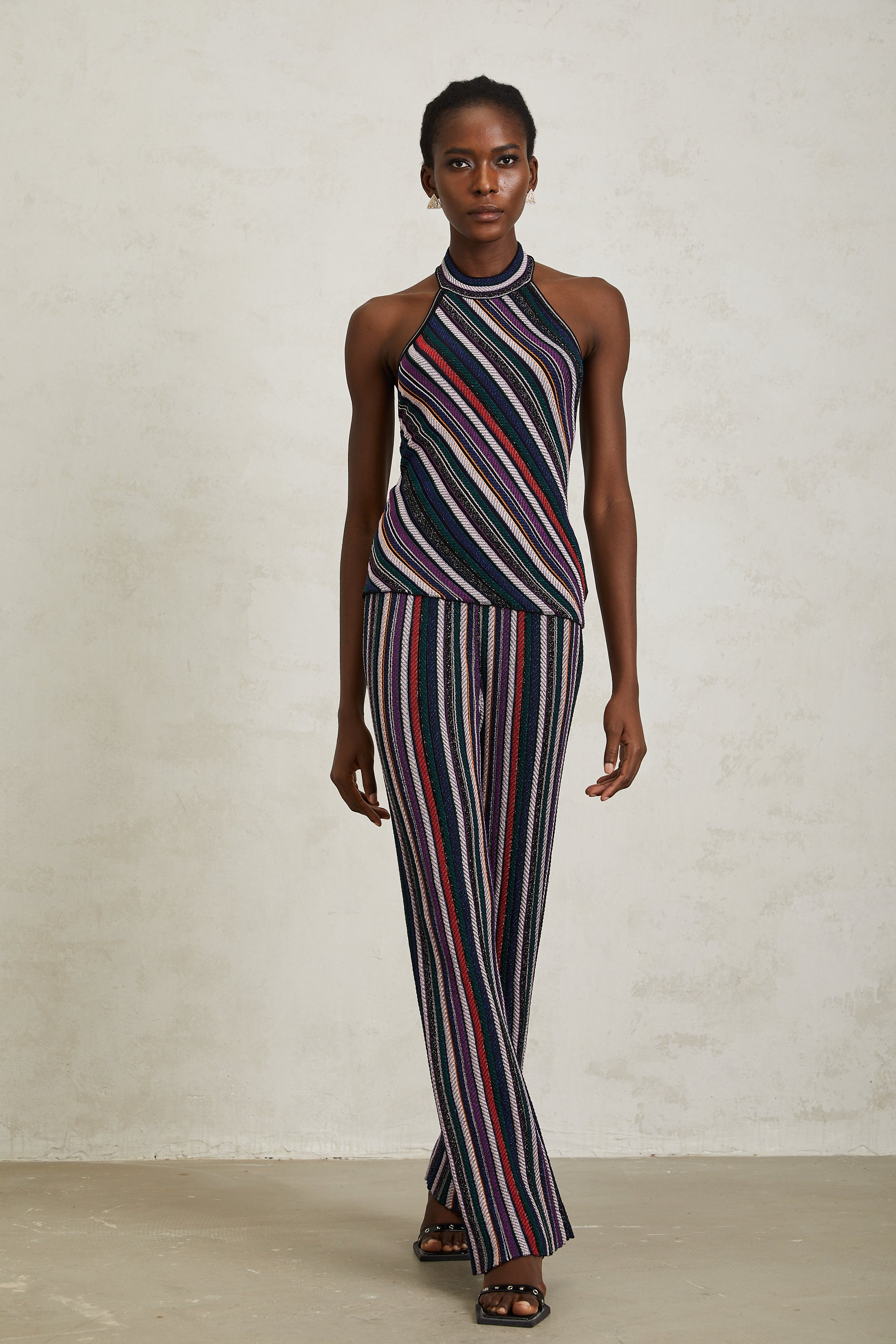 طقم هاربر من بلوزة وبنطال محبوكين مخططين باللون الأرجواني