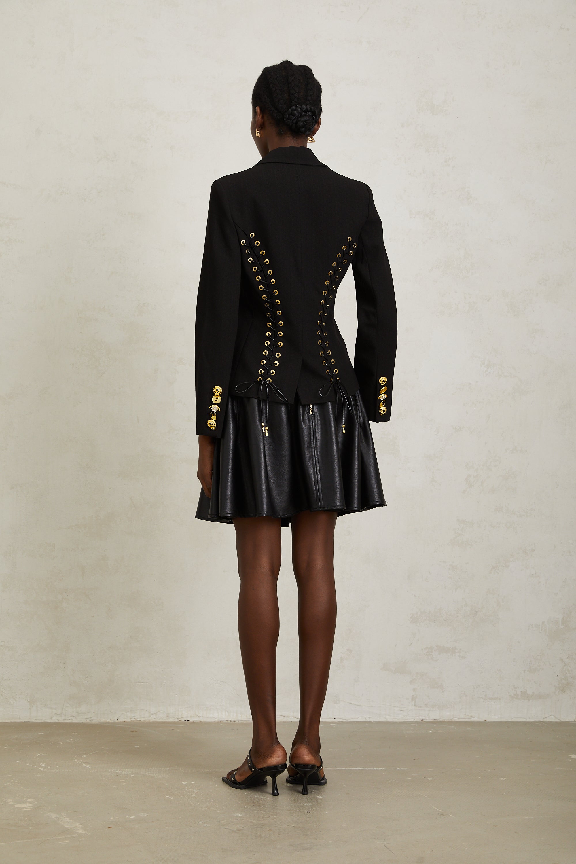 سترة سابين السوداء برباط خلفي