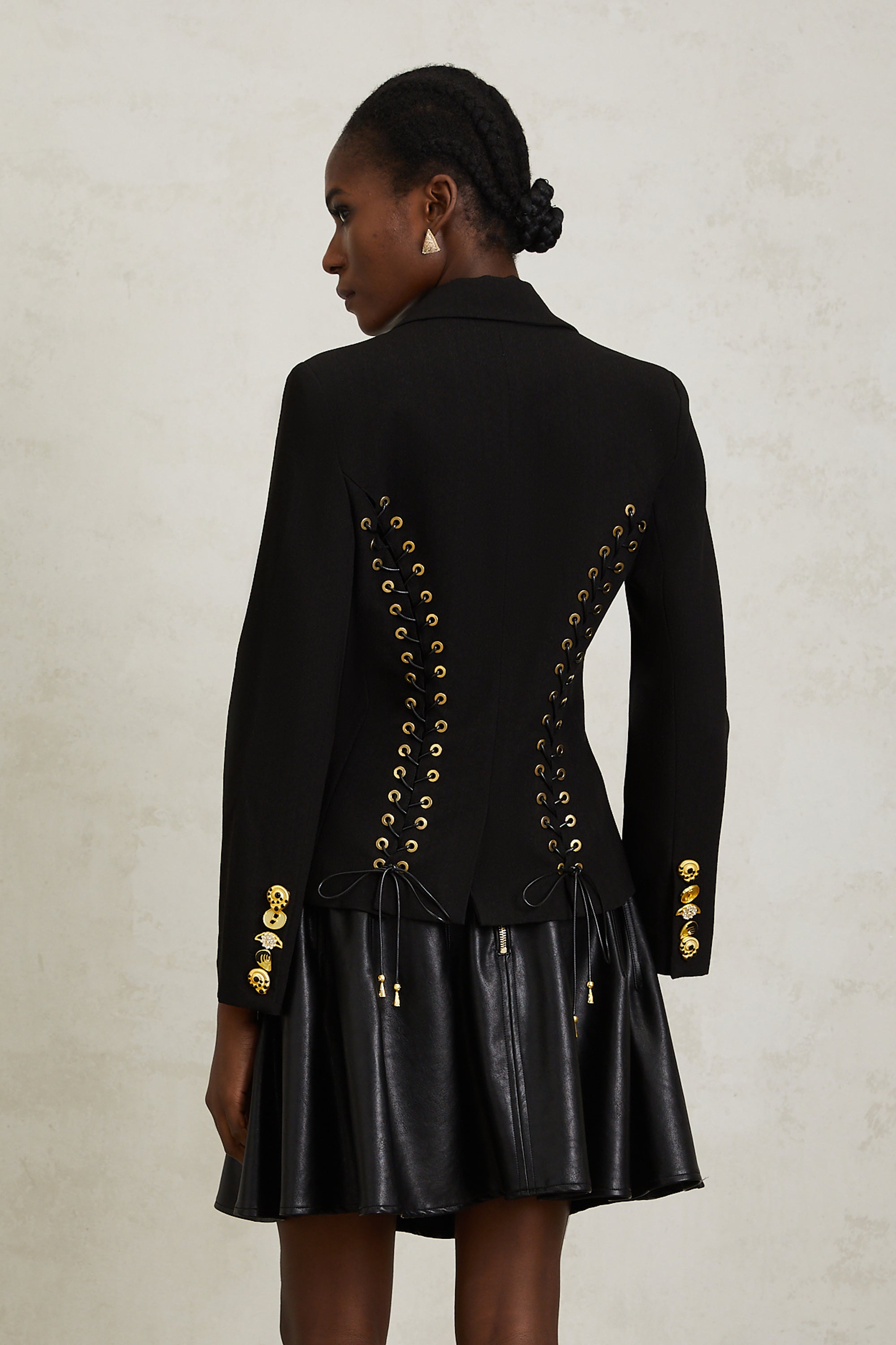 سترة سابين السوداء برباط خلفي