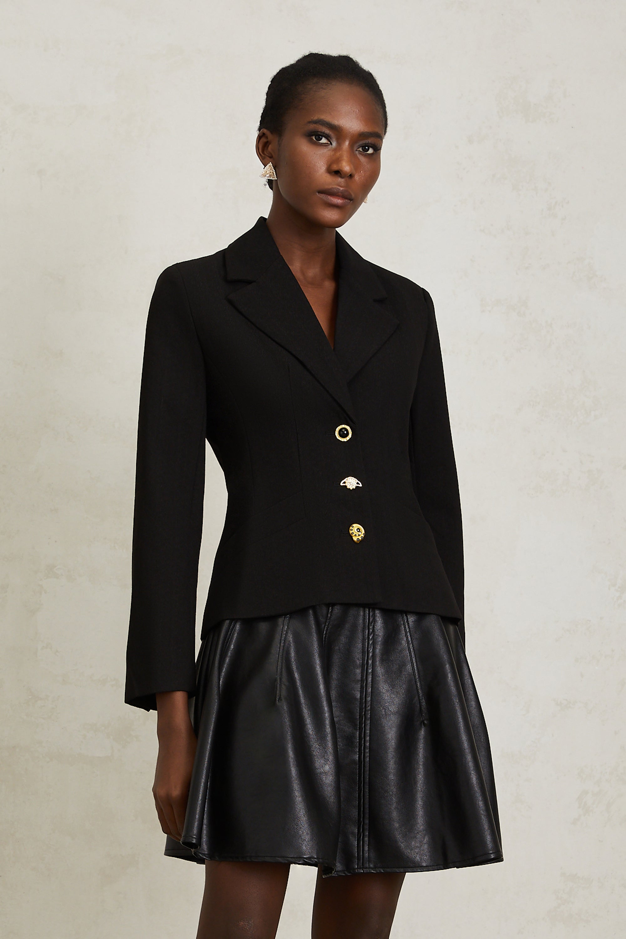 سترة سابين السوداء برباط خلفي