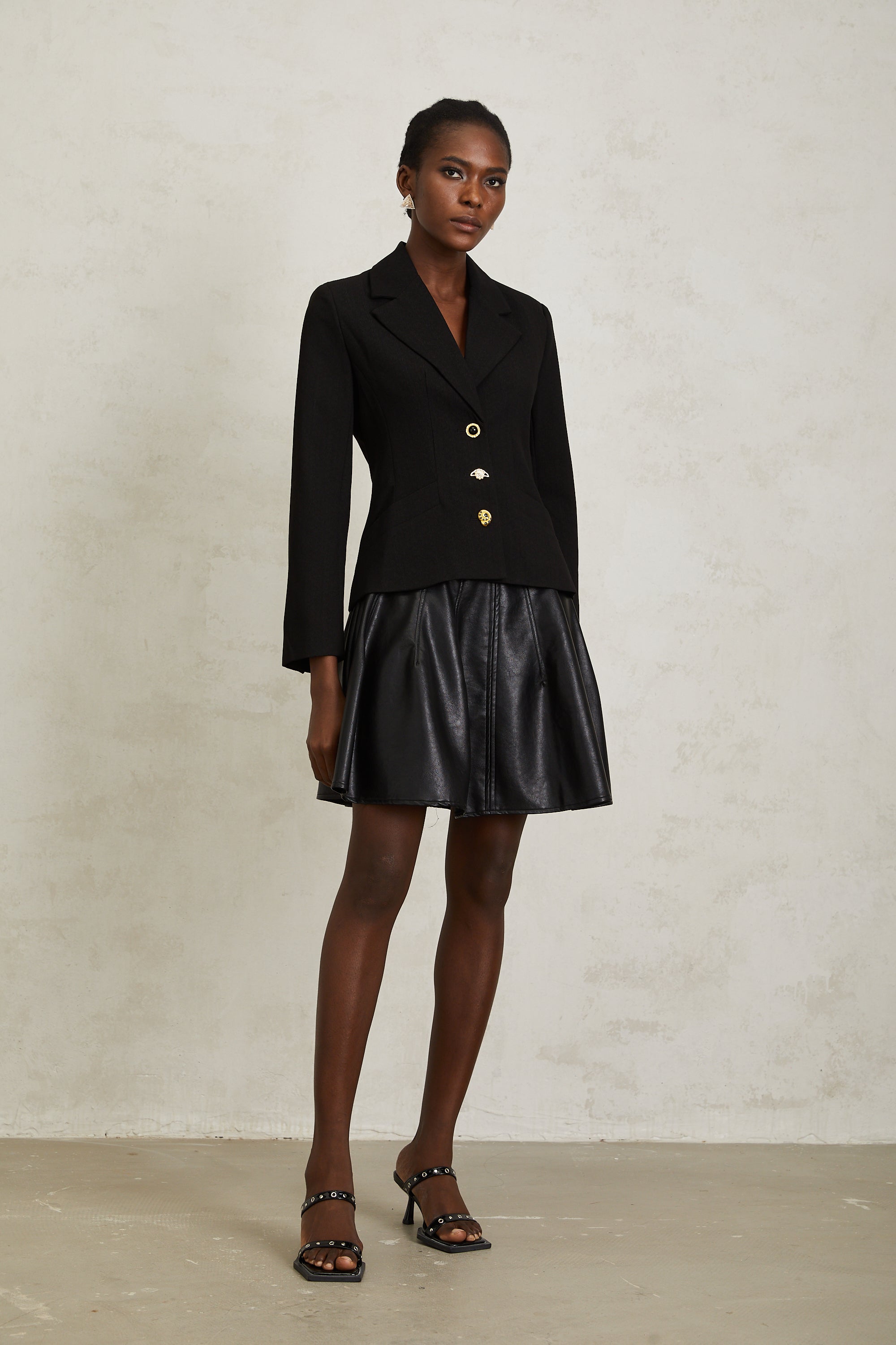 سترة سابين السوداء برباط خلفي