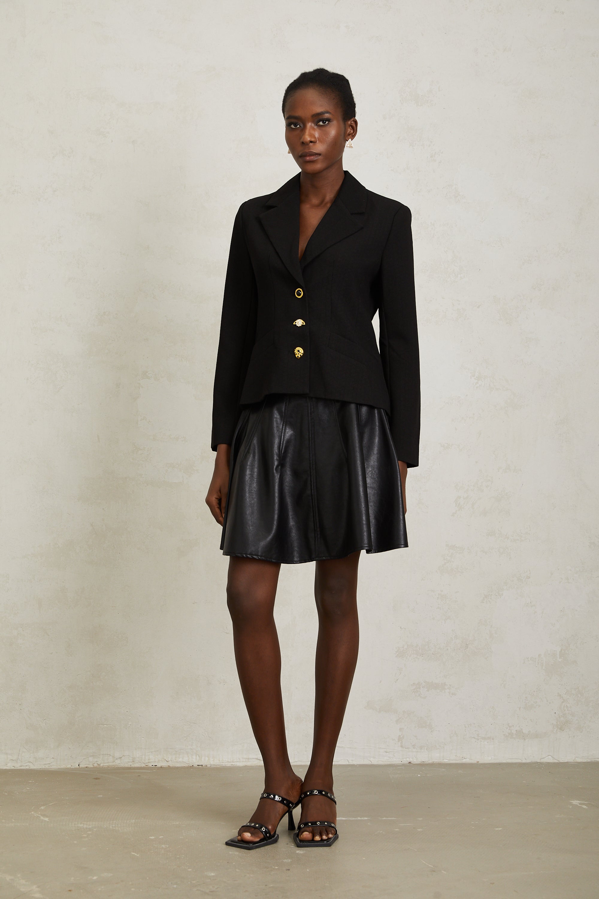 سترة سابين السوداء برباط خلفي