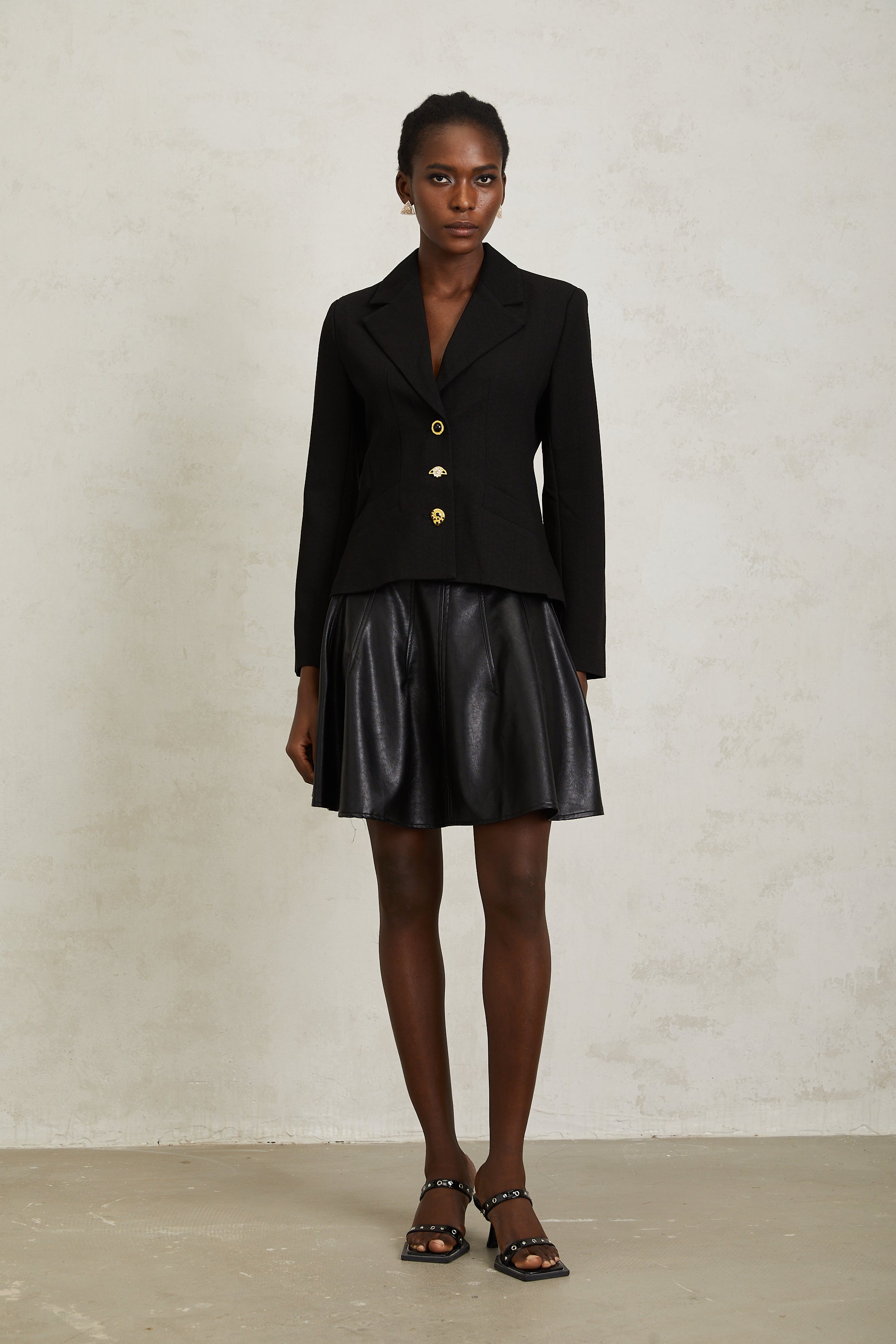 سترة سابين السوداء برباط خلفي