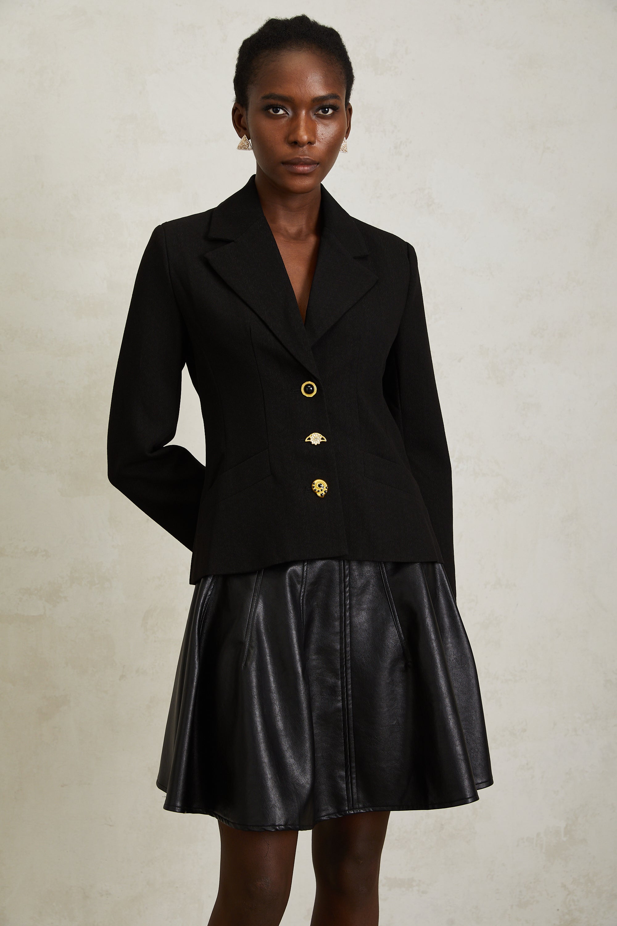 سترة سابين السوداء برباط خلفي