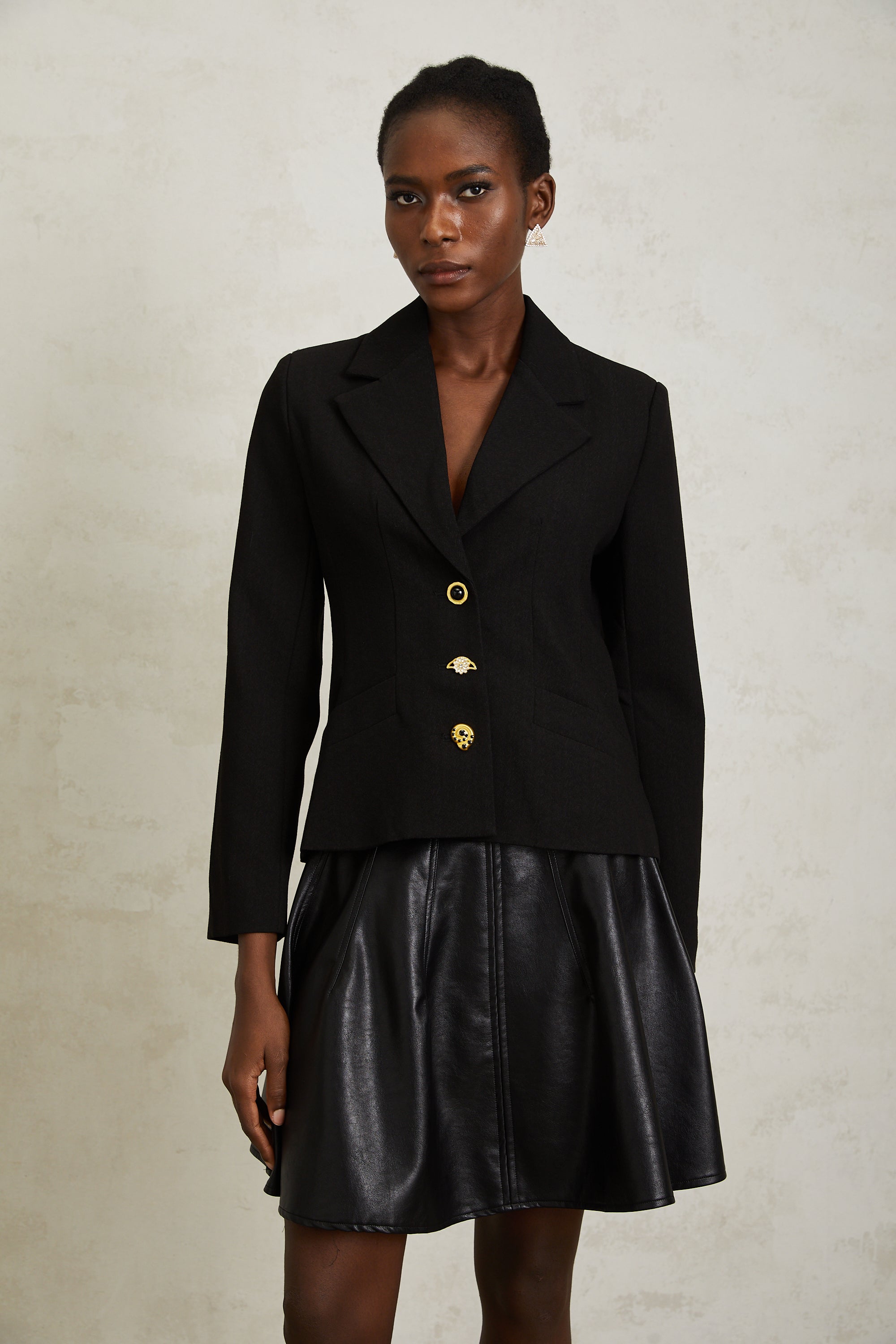 سترة سابين السوداء برباط خلفي