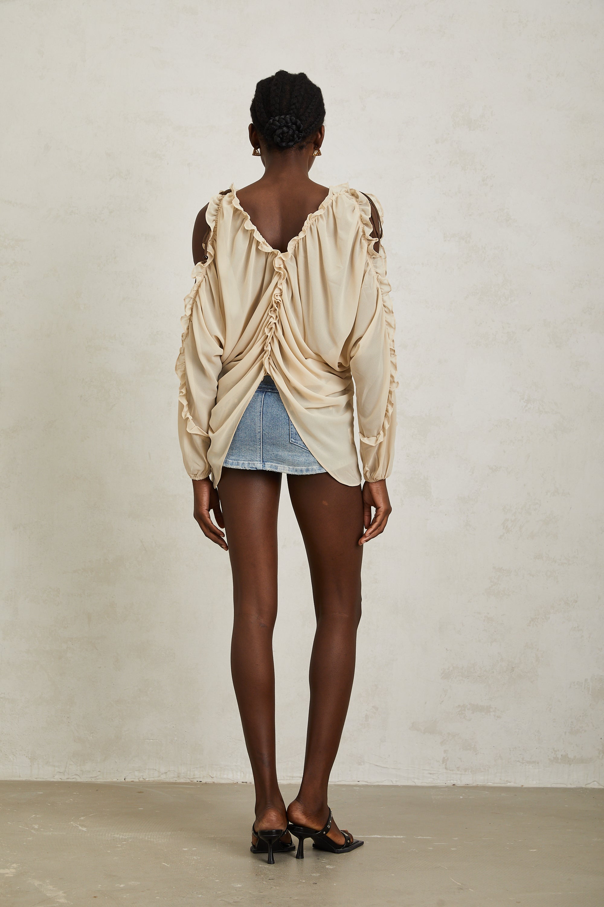 بلوزة شيفون محايدة من بريسيل مع حواف مكشكشة