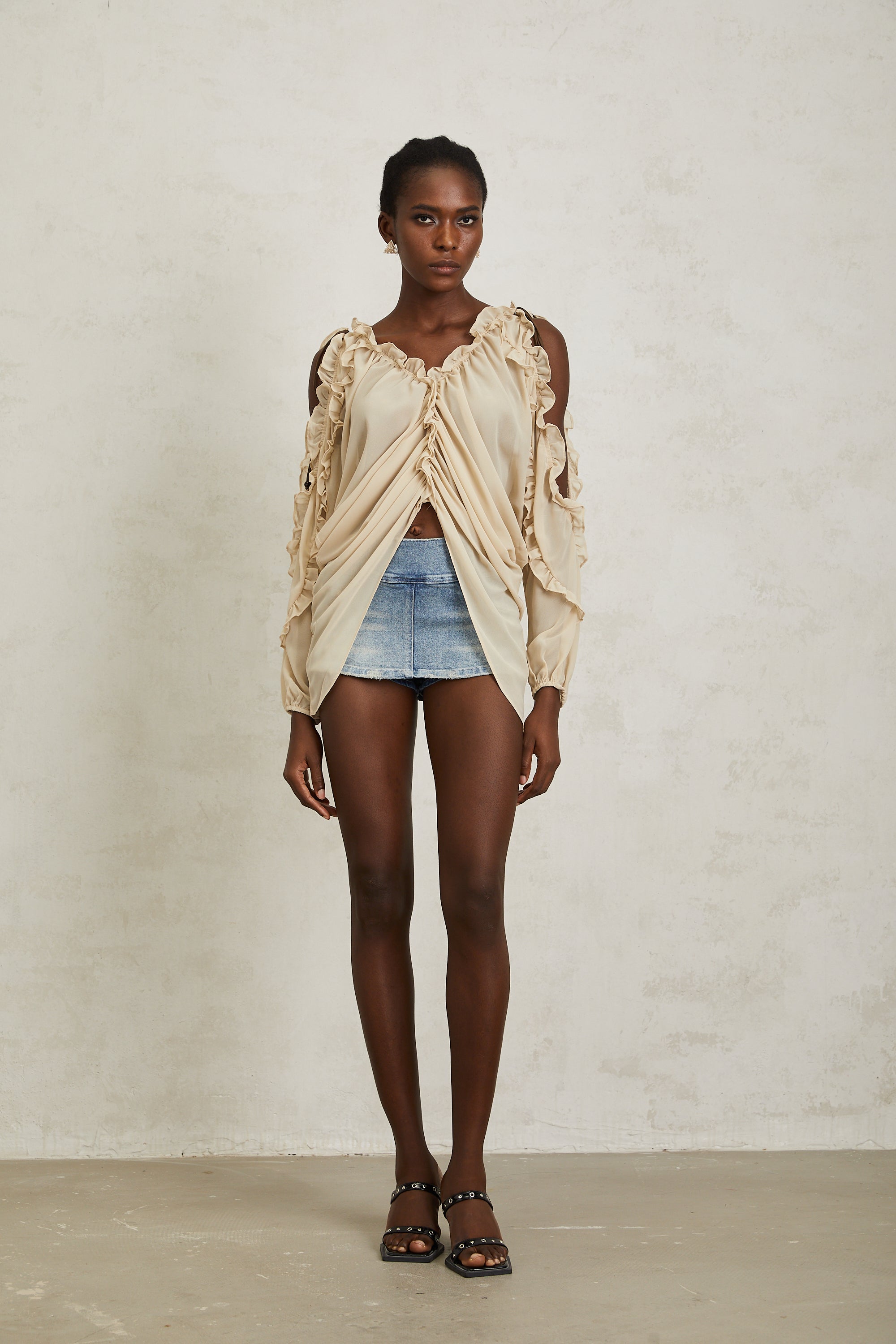 بلوزة شيفون محايدة من بريسيل مع حواف مكشكشة