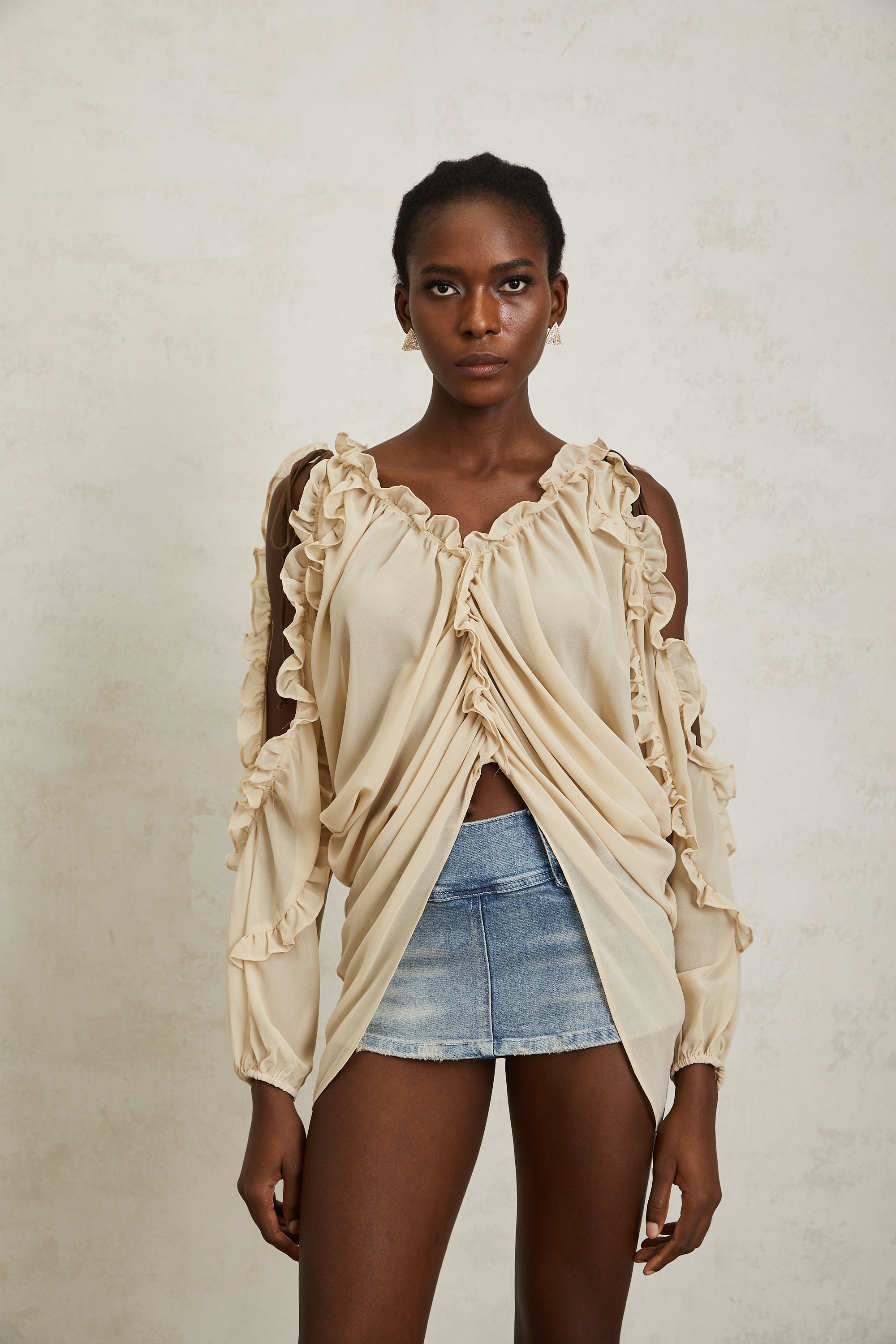 بلوزة شيفون محايدة من بريسيل مع حواف مكشكشة