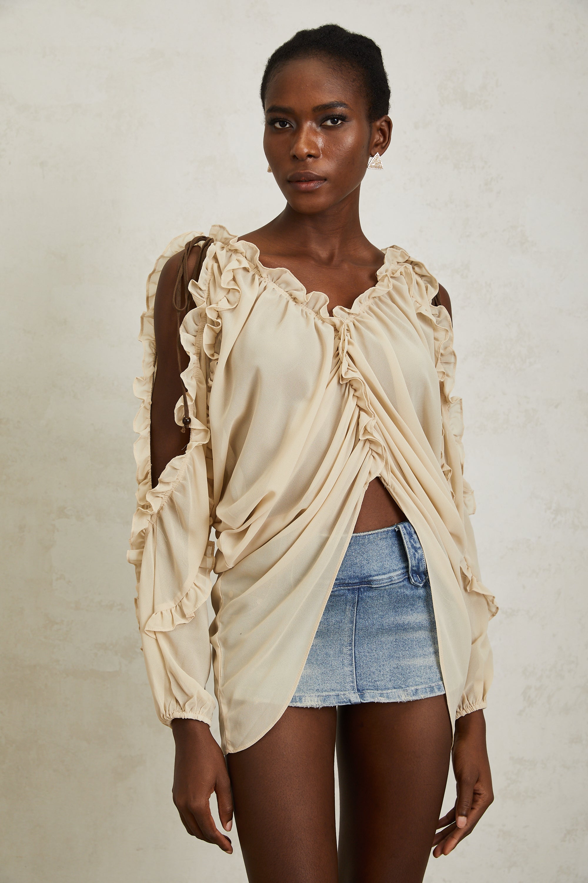 بلوزة شيفون محايدة من بريسيل مع حواف مكشكشة