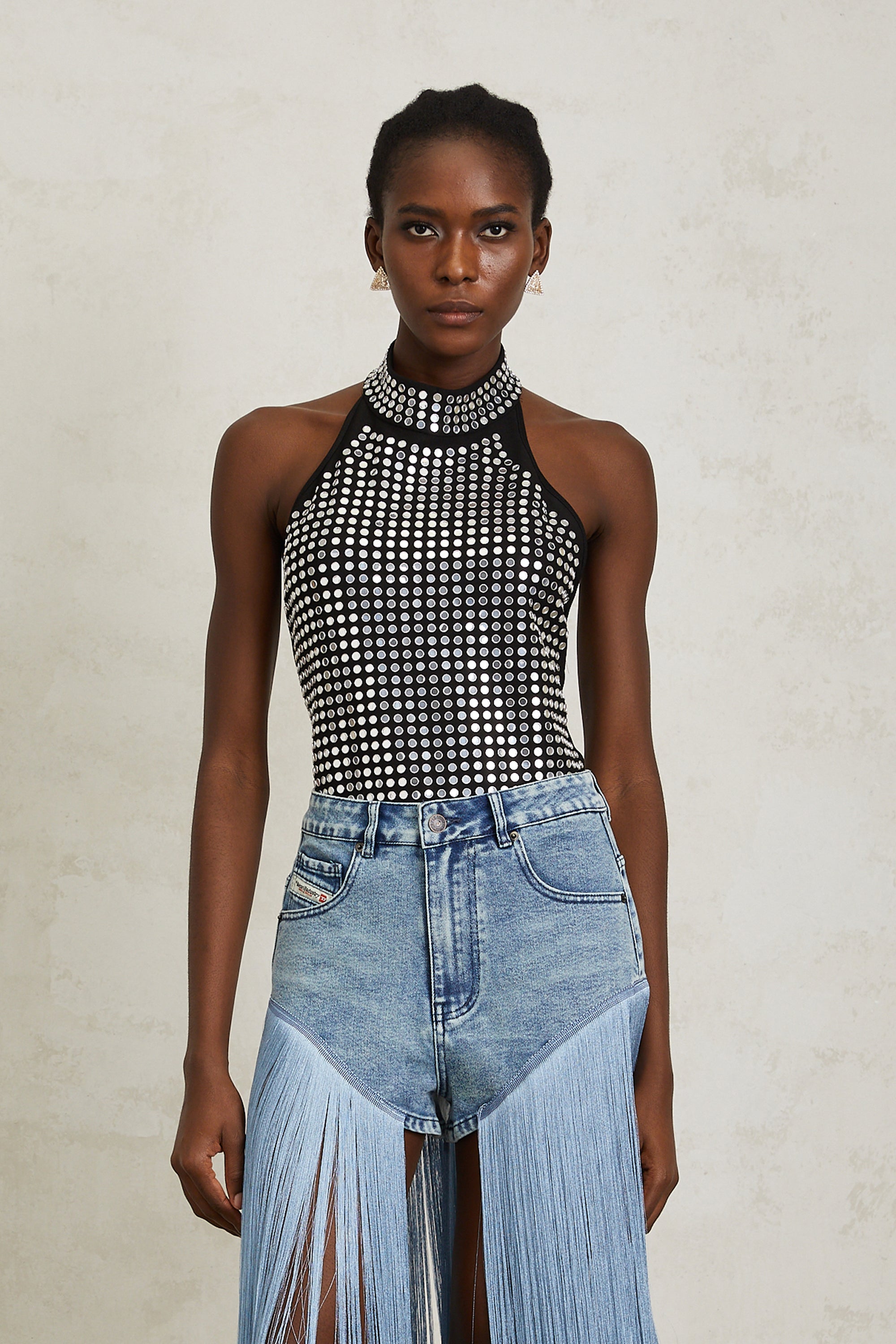 بدلة جسم مرصعة بالمسامير من الفضة اليشمية