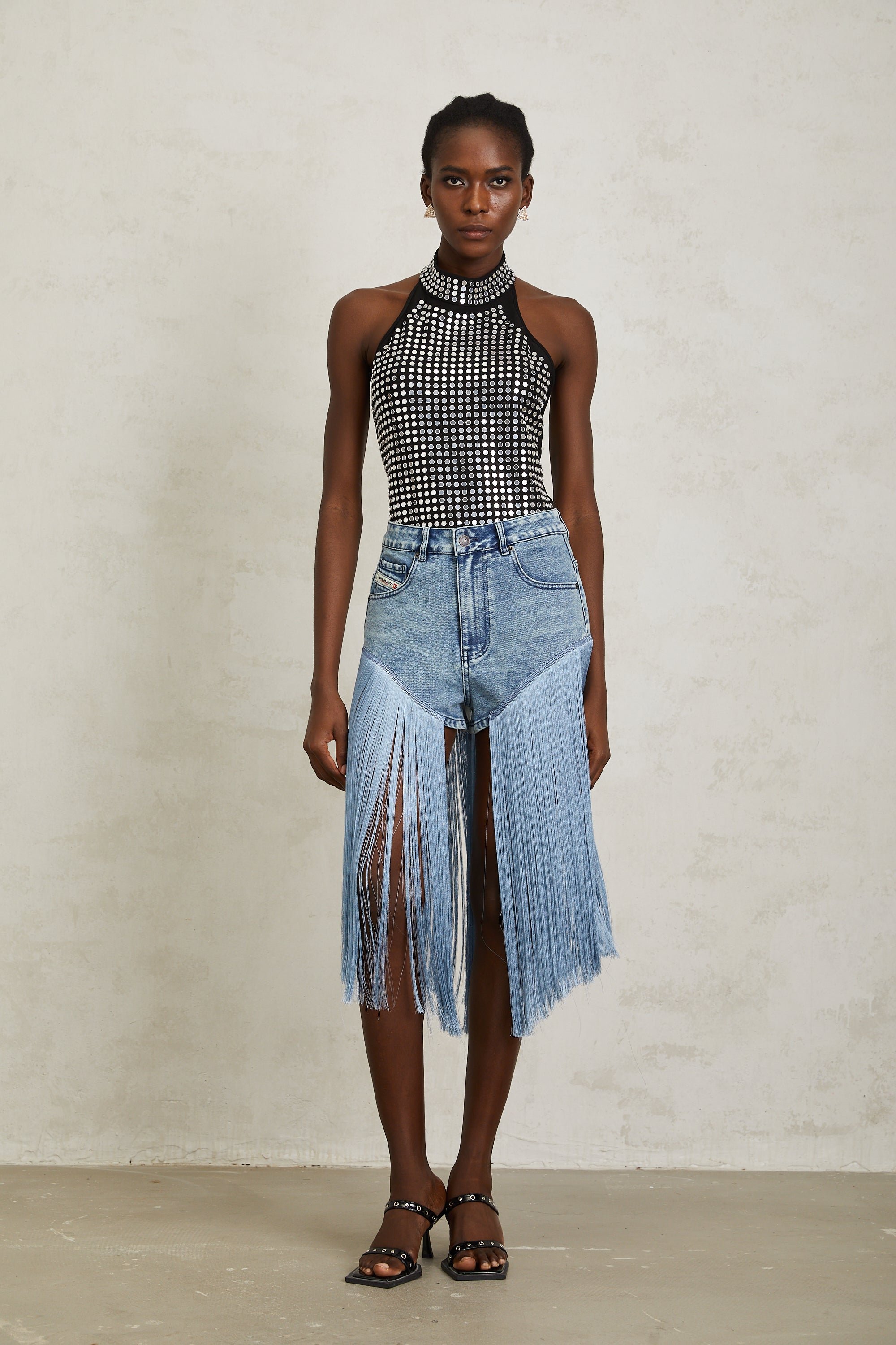 بدلة جسم مرصعة بالمسامير من الفضة اليشمية