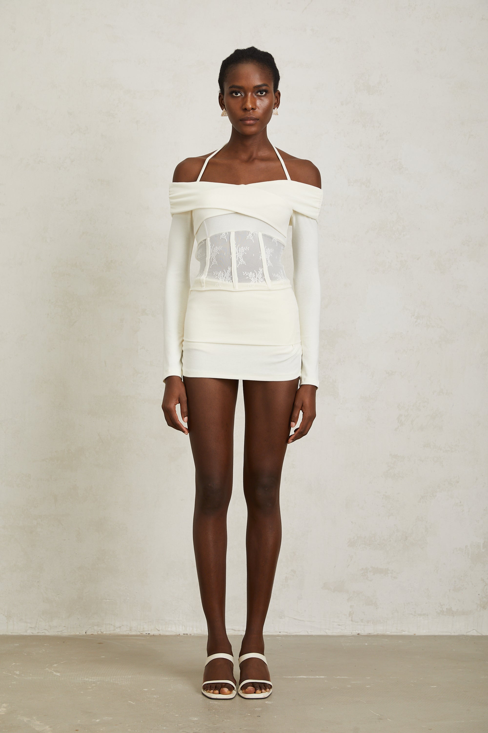 طقم بلوزة وتنورة كورالي المحبوكة بلوحة دانتيل بيضاء