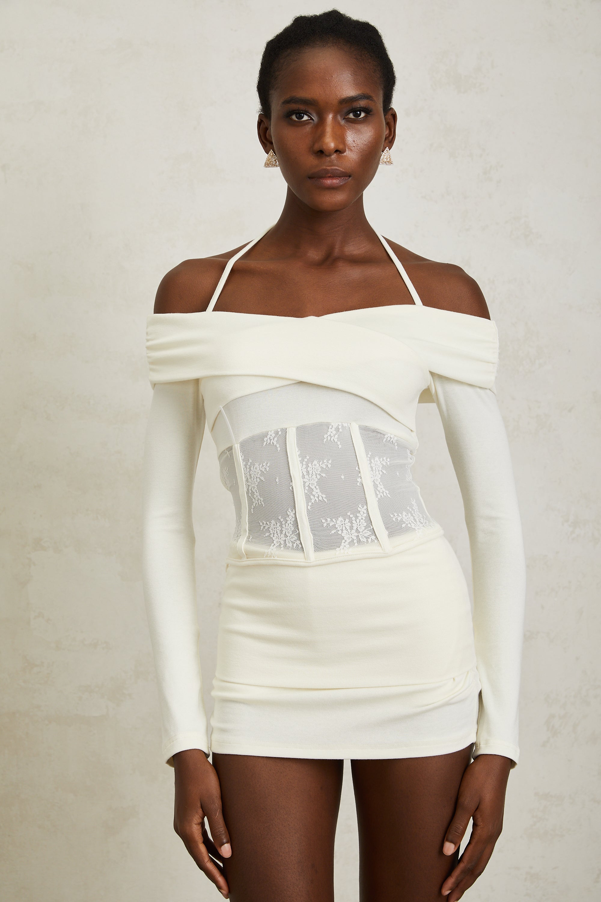 طقم بلوزة وتنورة كورالي المحبوكة بلوحة دانتيل بيضاء