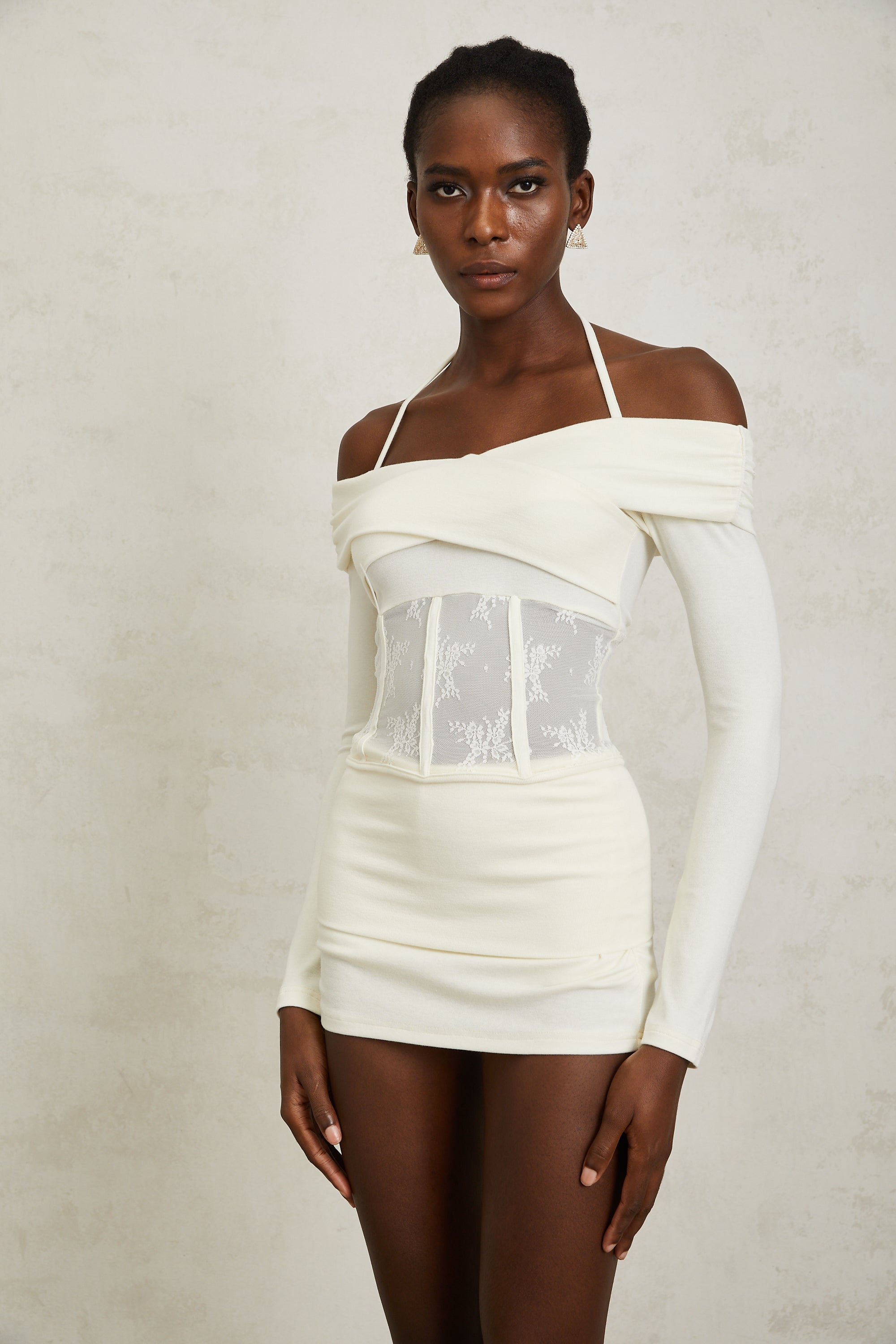 طقم بلوزة وتنورة كورالي المحبوكة بلوحة دانتيل بيضاء