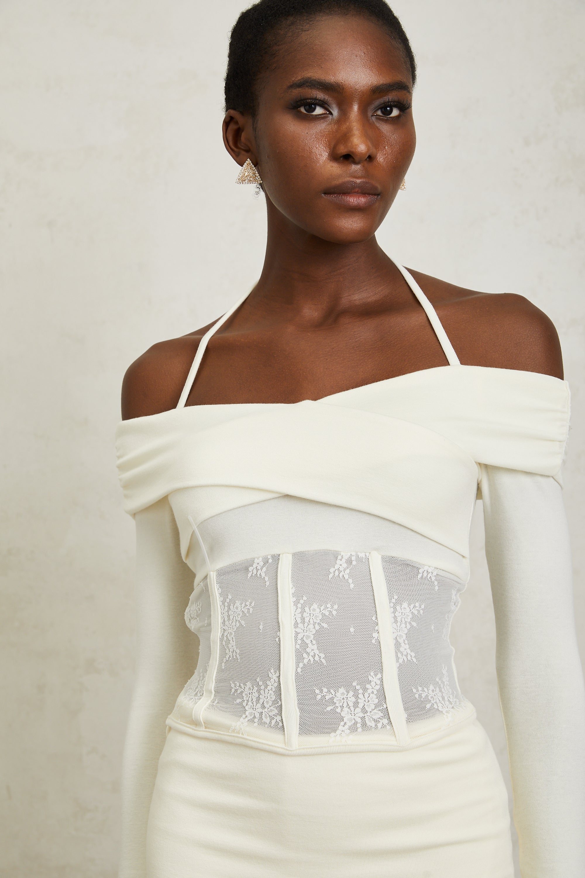 طقم بلوزة وتنورة كورالي المحبوكة بلوحة دانتيل بيضاء