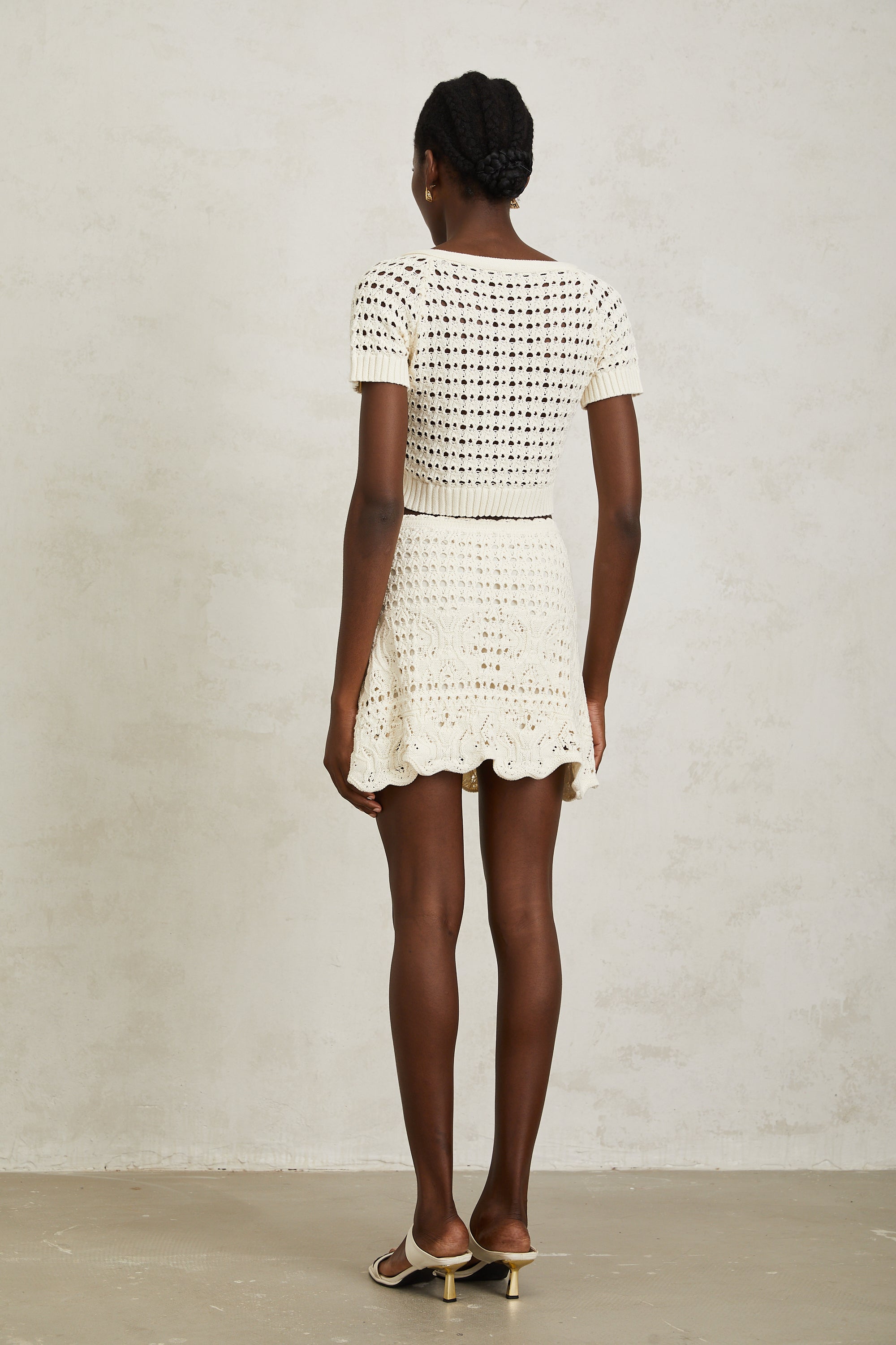 بلوزة بيرينيس المحبوكة بعقدة بيضاء كريمية