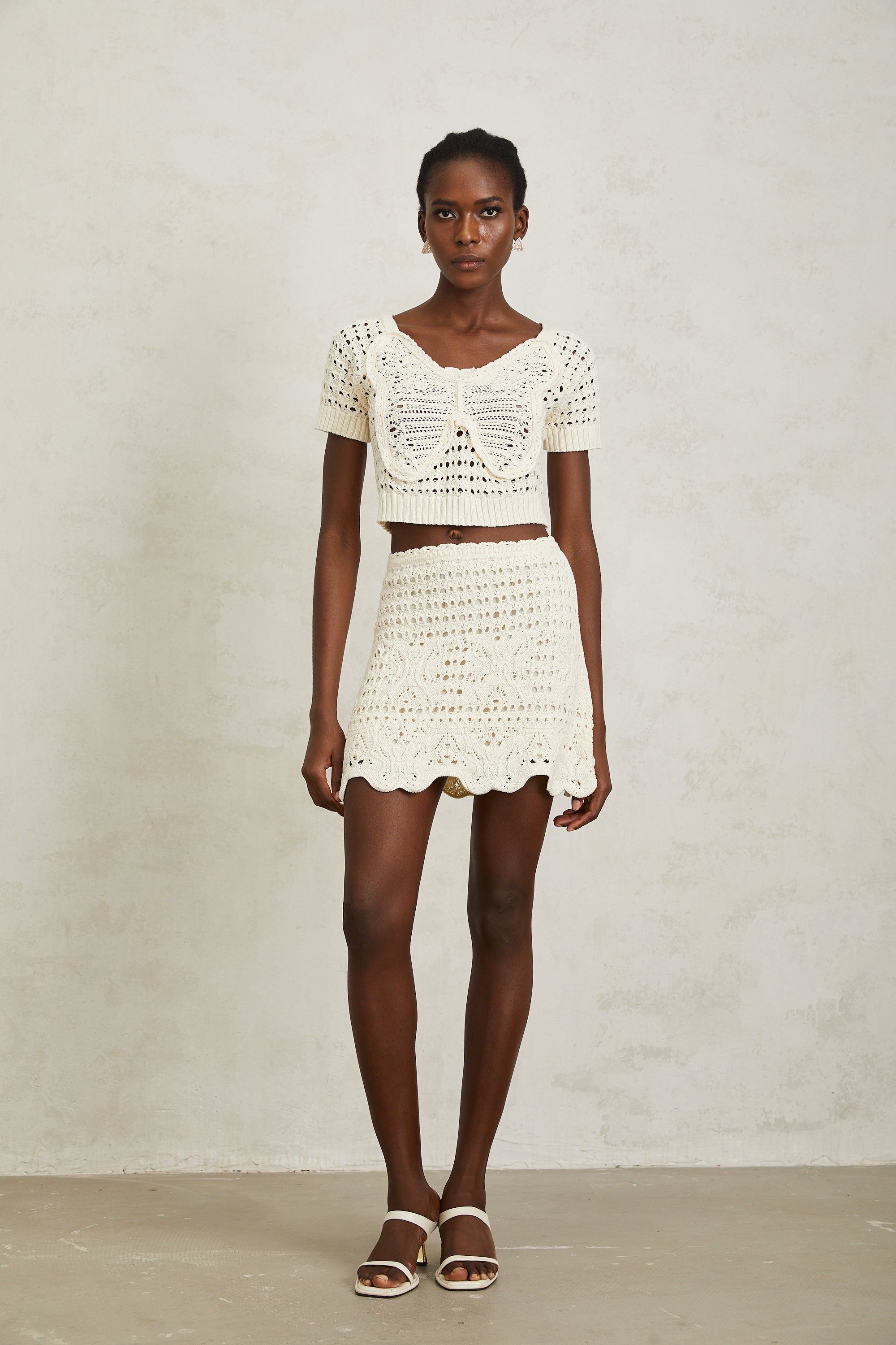 بلوزة بيرينيس المحبوكة بعقدة بيضاء كريمية