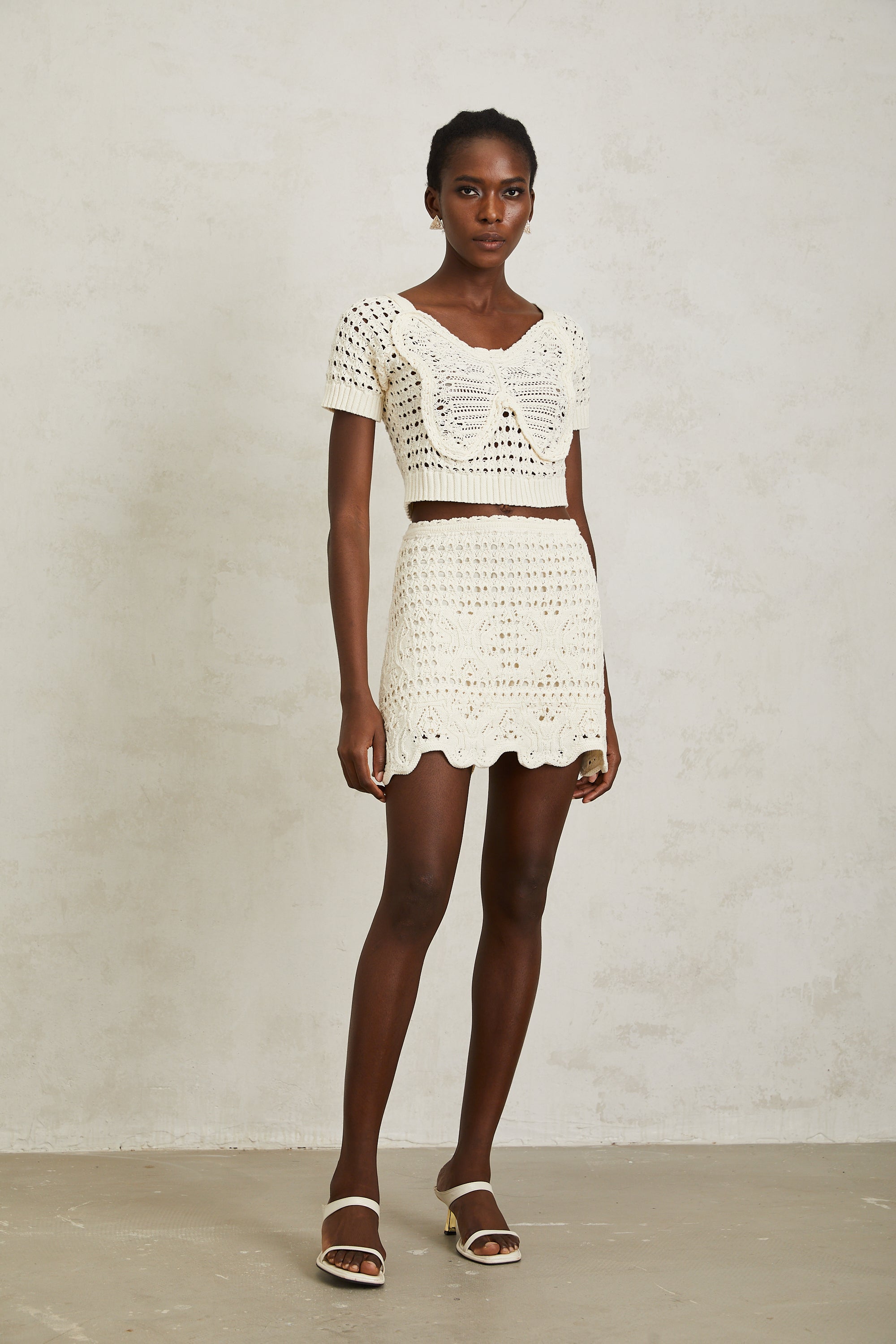 بلوزة بيرينيس المحبوكة بعقدة بيضاء كريمية