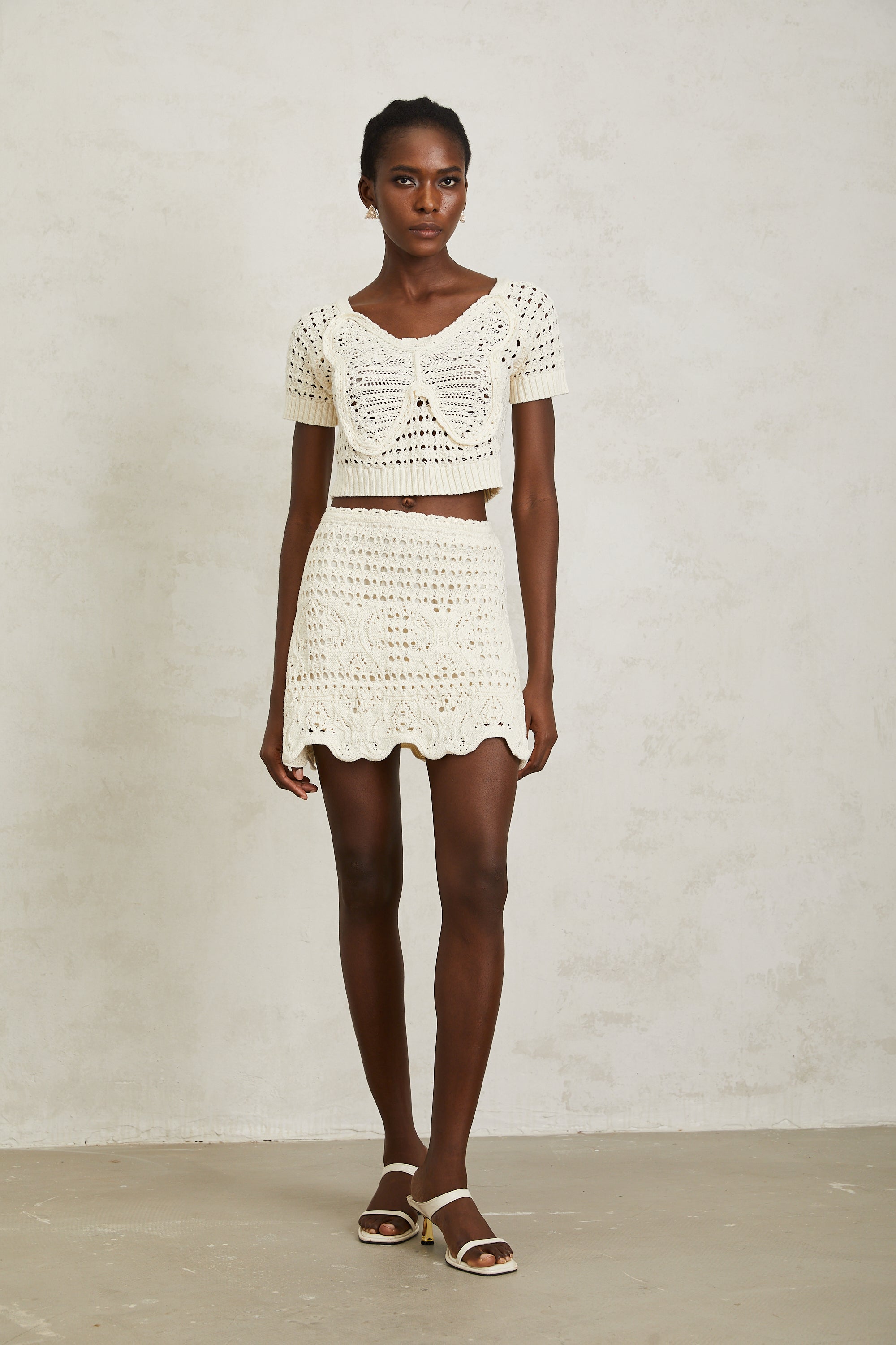 بلوزة بيرينيس المحبوكة بعقدة بيضاء كريمية