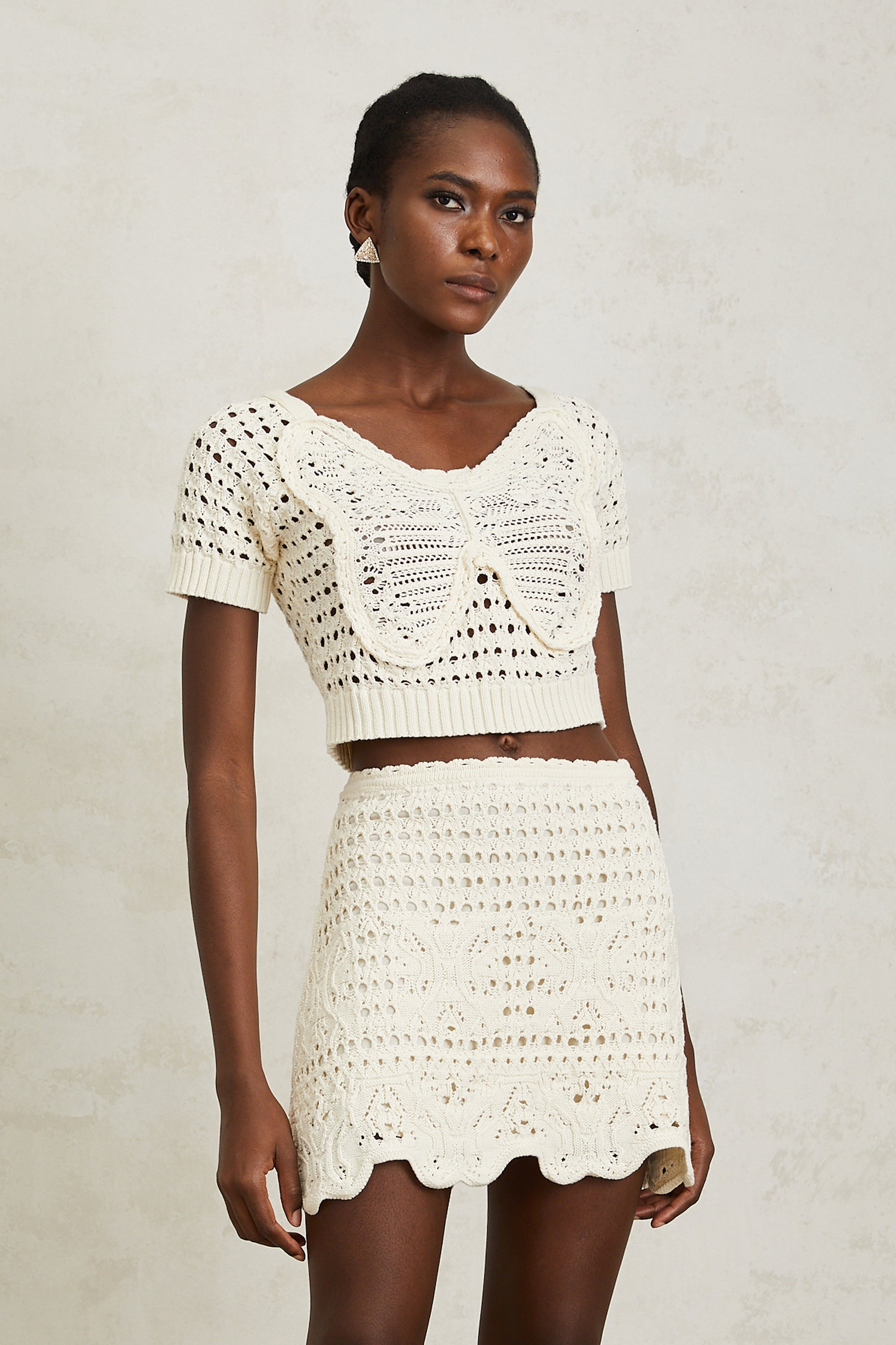 بلوزة بيرينيس المحبوكة بعقدة بيضاء كريمية