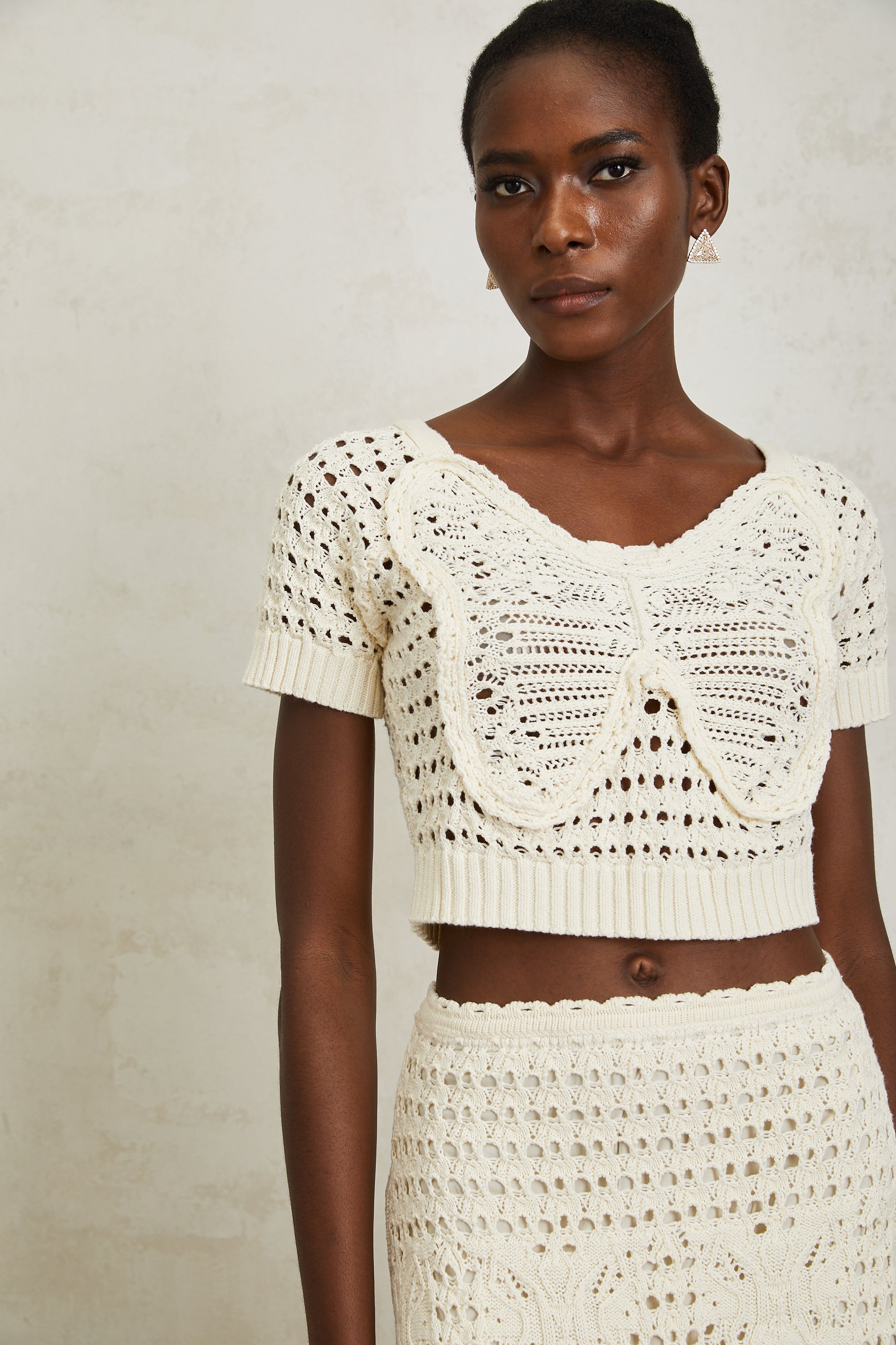 بلوزة بيرينيس المحبوكة بعقدة بيضاء كريمية