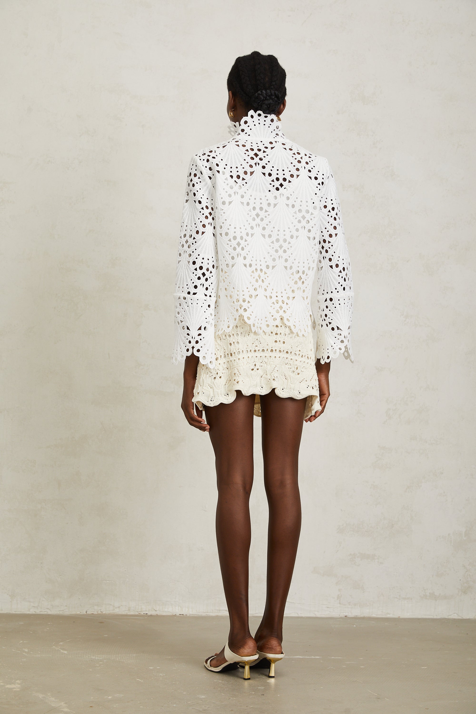 بلوزة ويلهيلمين البيضاء المزينة بالدانتيل