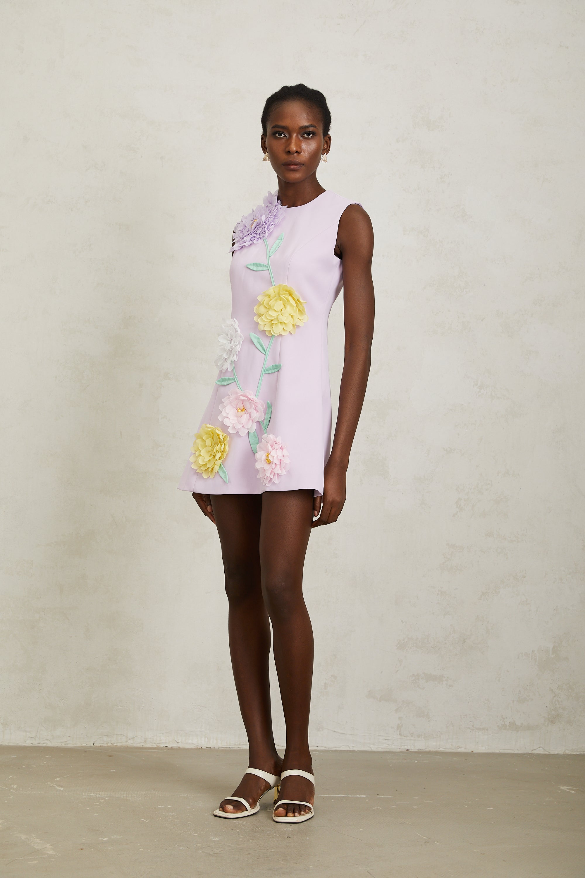 فستان فيرونيك قصير بدون أكمام بتلات ثلاثية الأبعاد بنفسجي