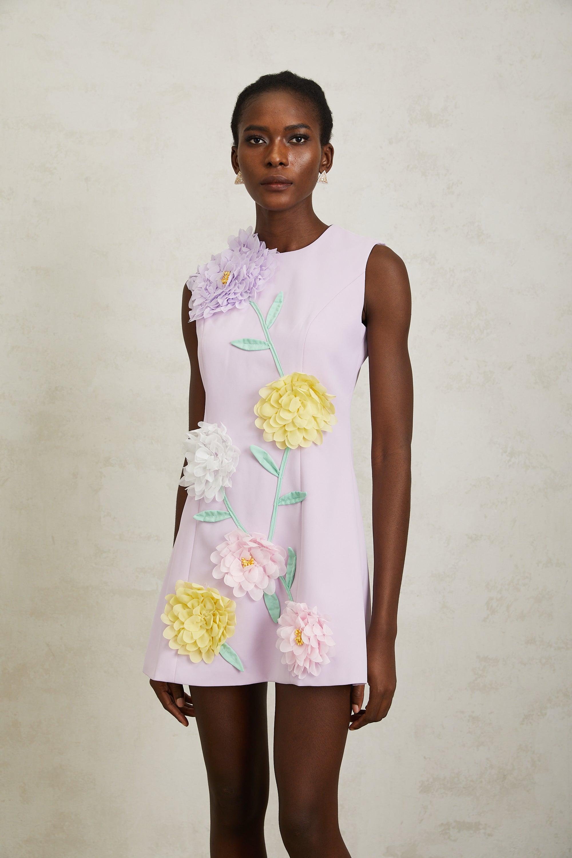 فستان فيرونيك قصير بدون أكمام بتلات ثلاثية الأبعاد بنفسجي