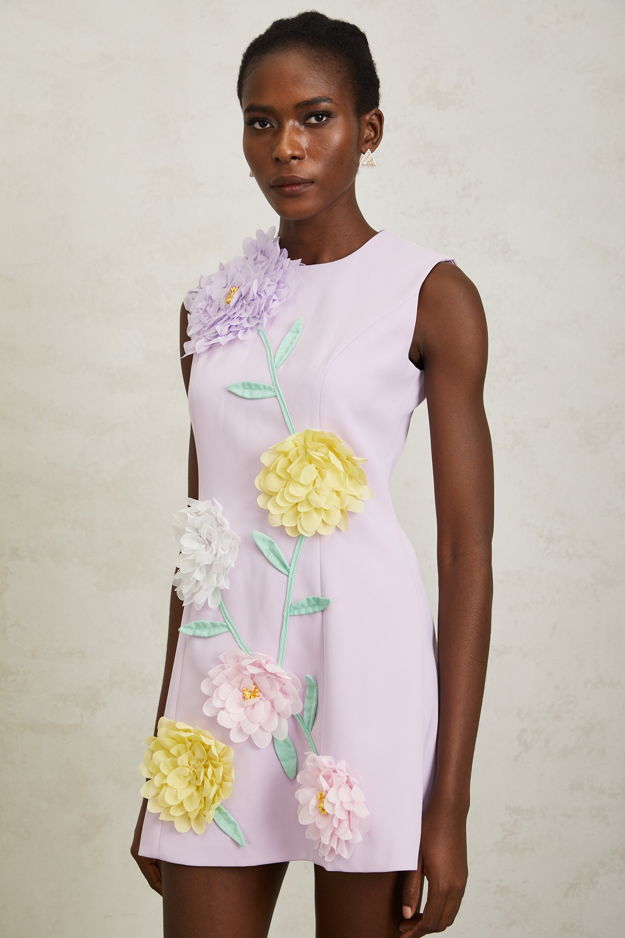 فستان فيرونيك قصير بدون أكمام بتلات ثلاثية الأبعاد بنفسجي