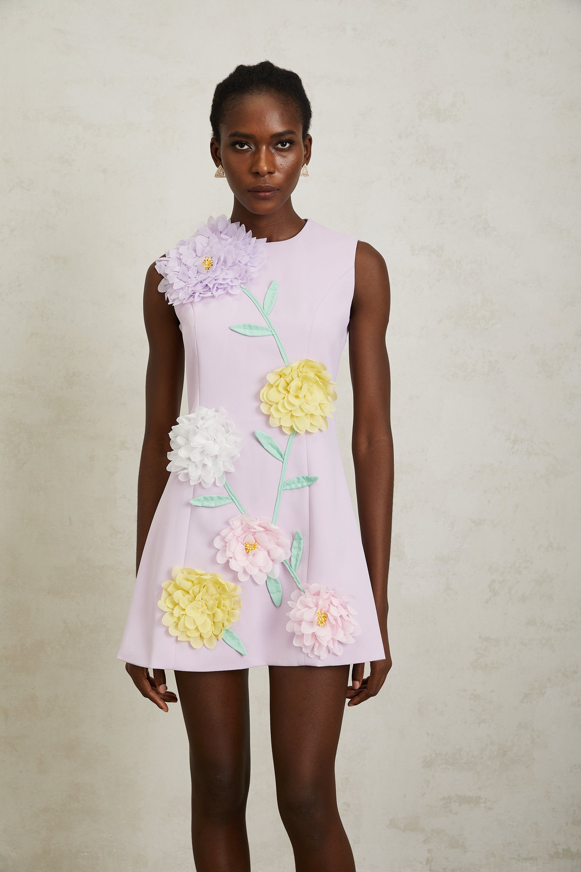 فستان فيرونيك قصير بدون أكمام بتلات ثلاثية الأبعاد بنفسجي