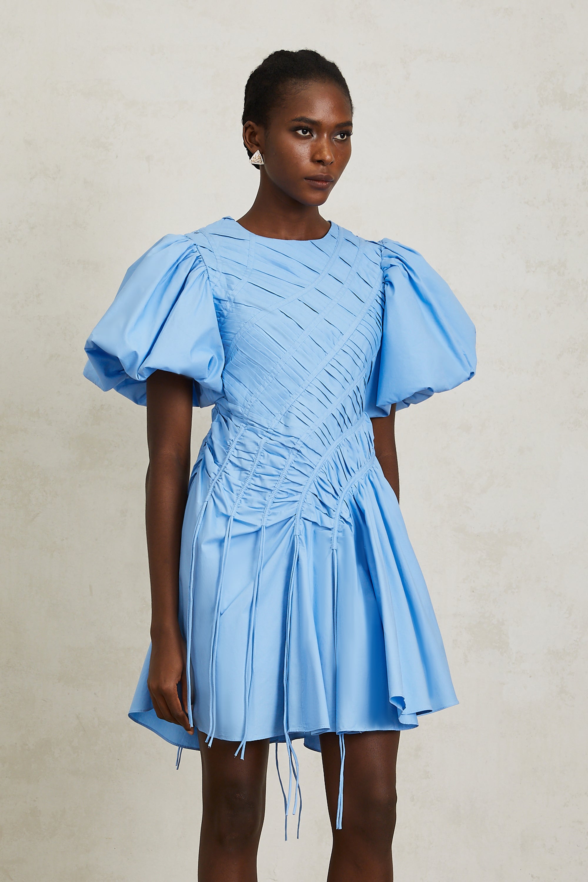 Amaryllis – Blaues Minikleid mit gerüschtem Kordelzugsaum