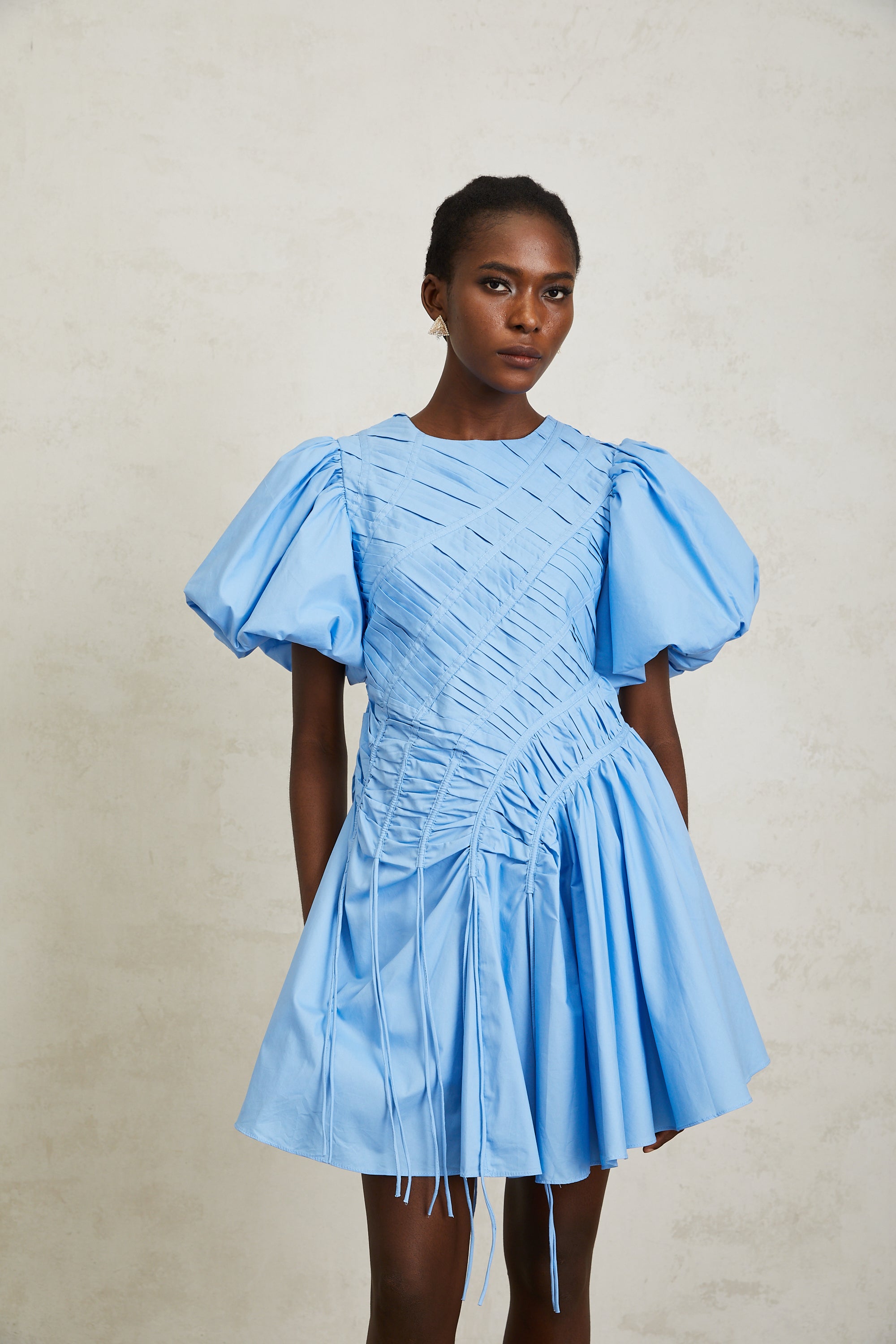 Amaryllis – Blaues Minikleid mit gerüschtem Kordelzugsaum