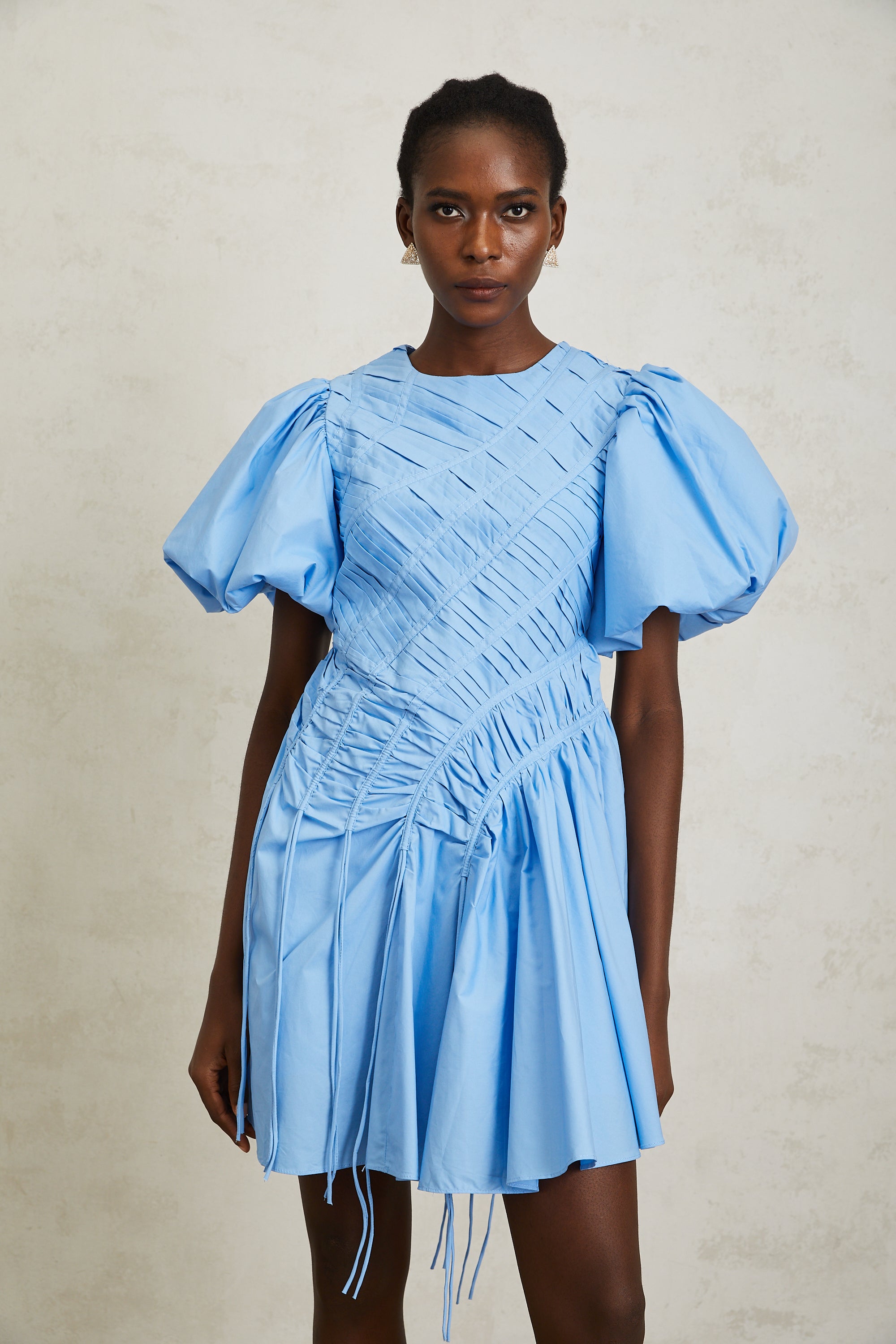 Amaryllis – Blaues Minikleid mit gerüschtem Kordelzugsaum