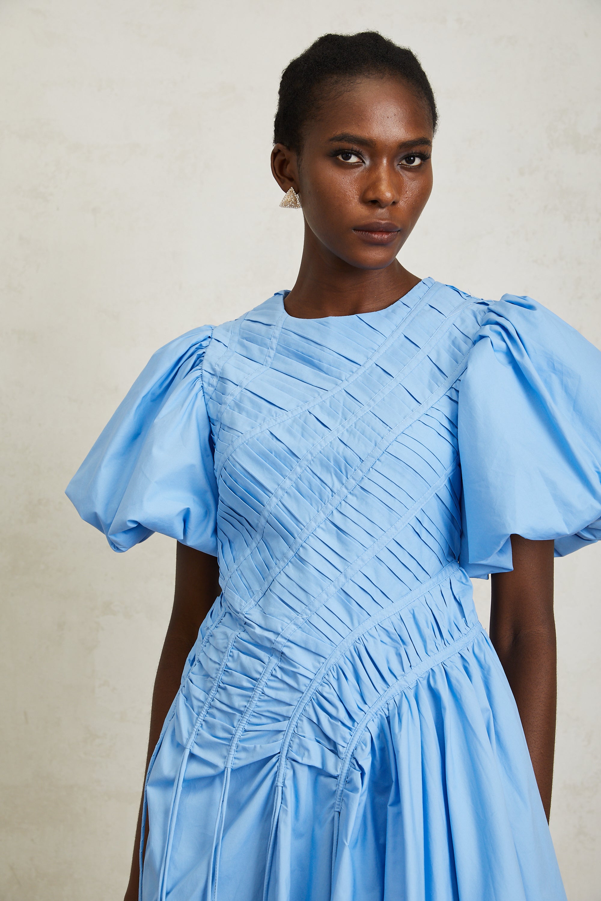 Amaryllis – Blaues Minikleid mit gerüschtem Kordelzugsaum