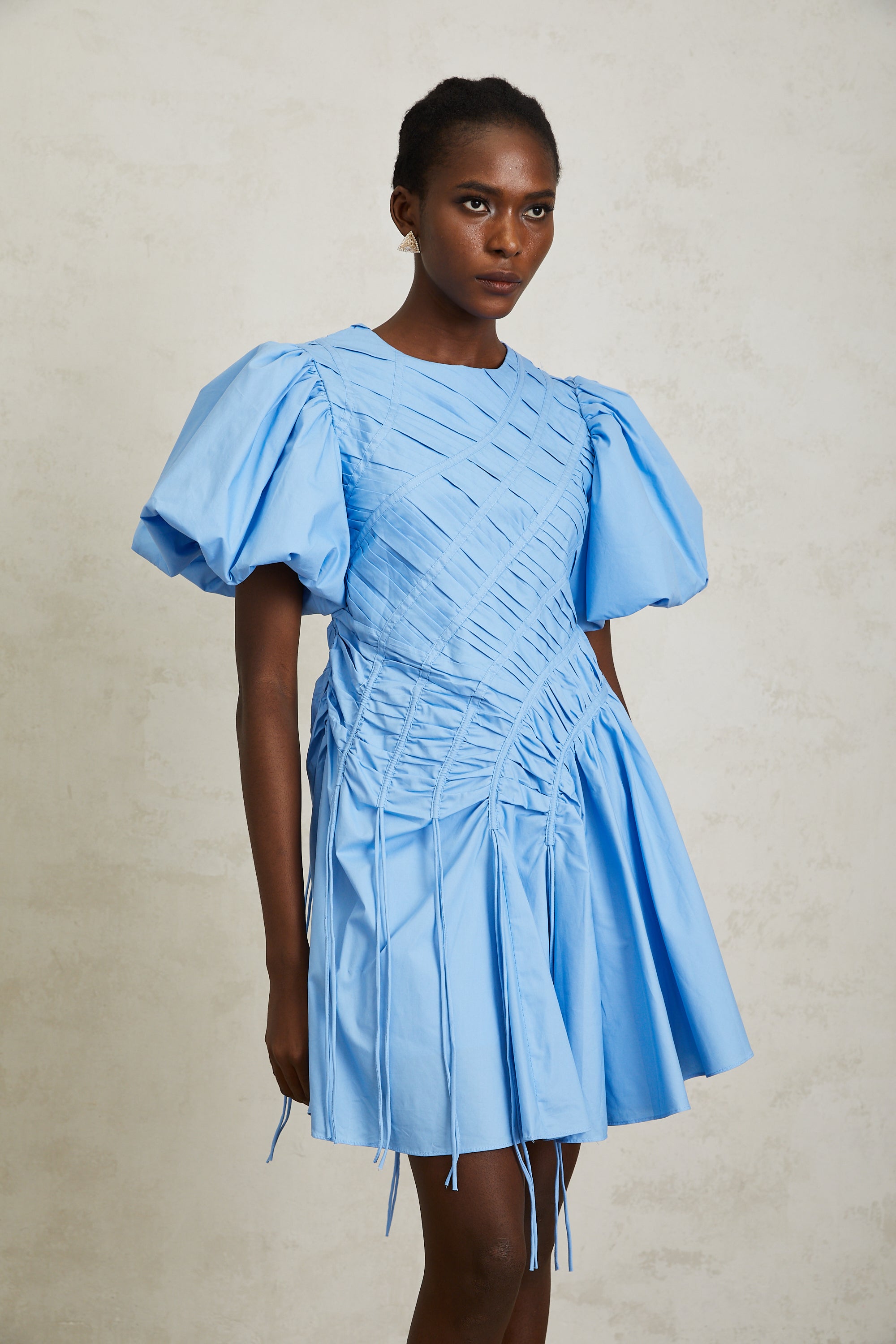 Amaryllis – Blaues Minikleid mit gerüschtem Kordelzugsaum