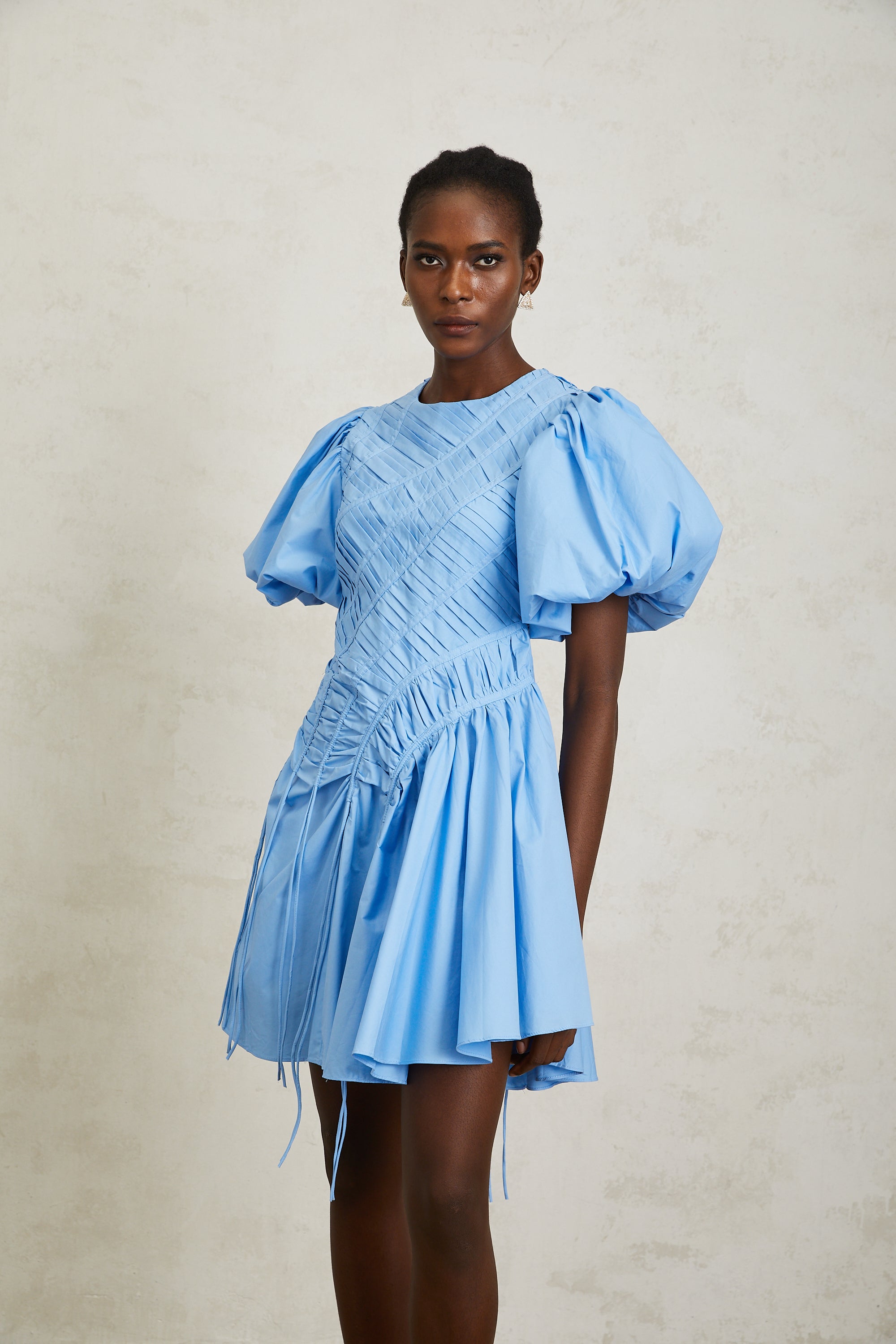 Amaryllis – Blaues Minikleid mit gerüschtem Kordelzugsaum