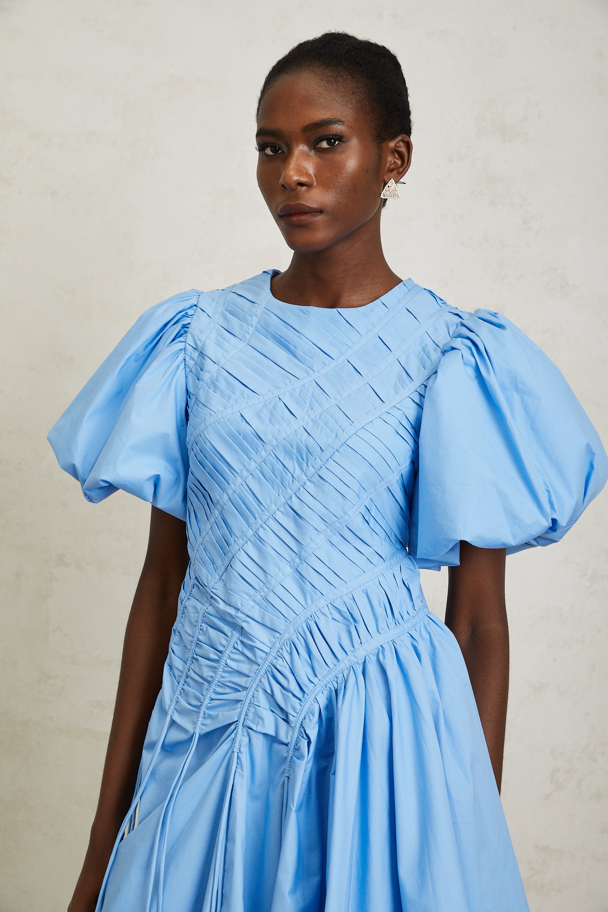 Amaryllis – Blaues Minikleid mit gerüschtem Kordelzugsaum