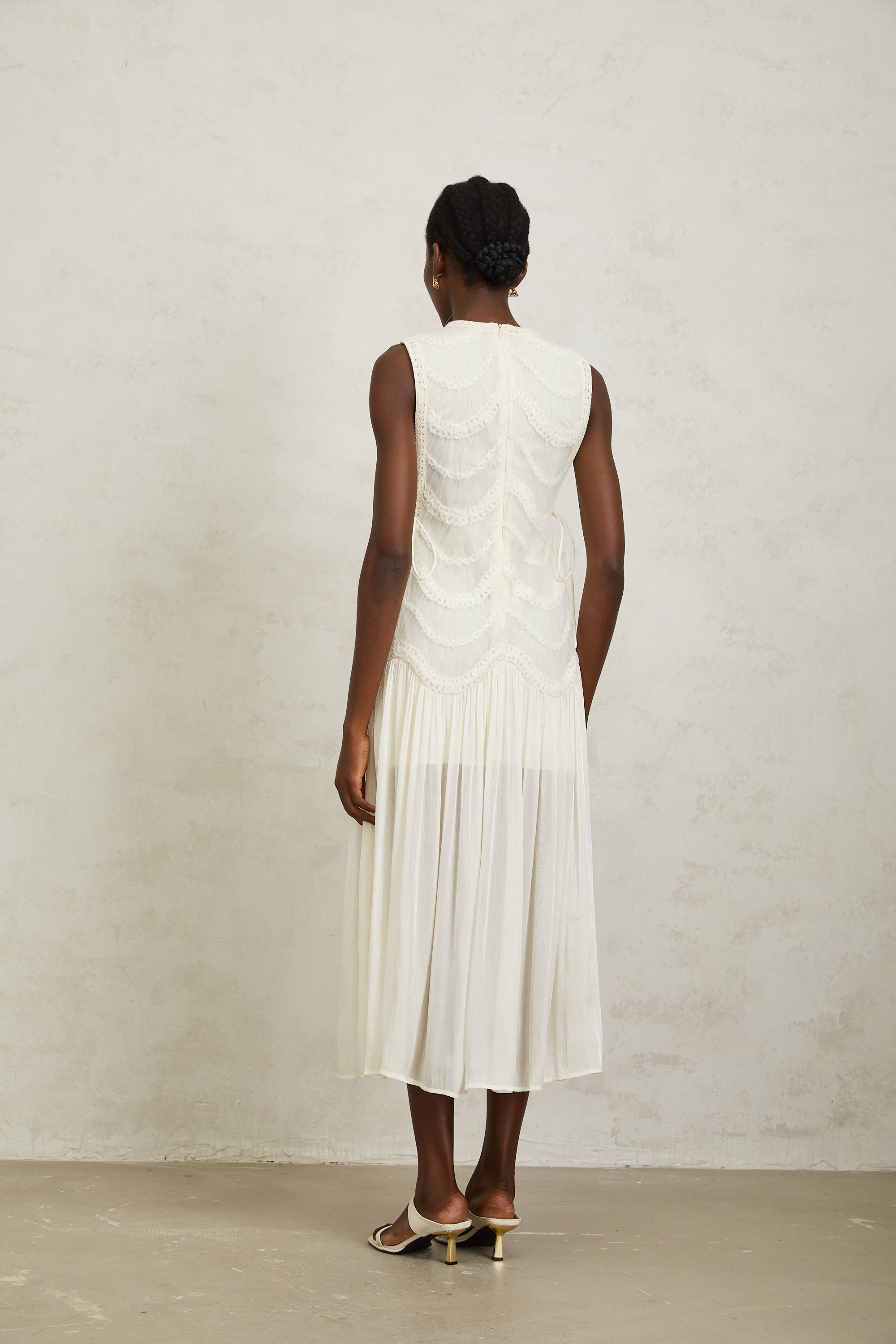 فستان بلانش متوسط الطول من الكروشيه باللون الأبيض الفاتح