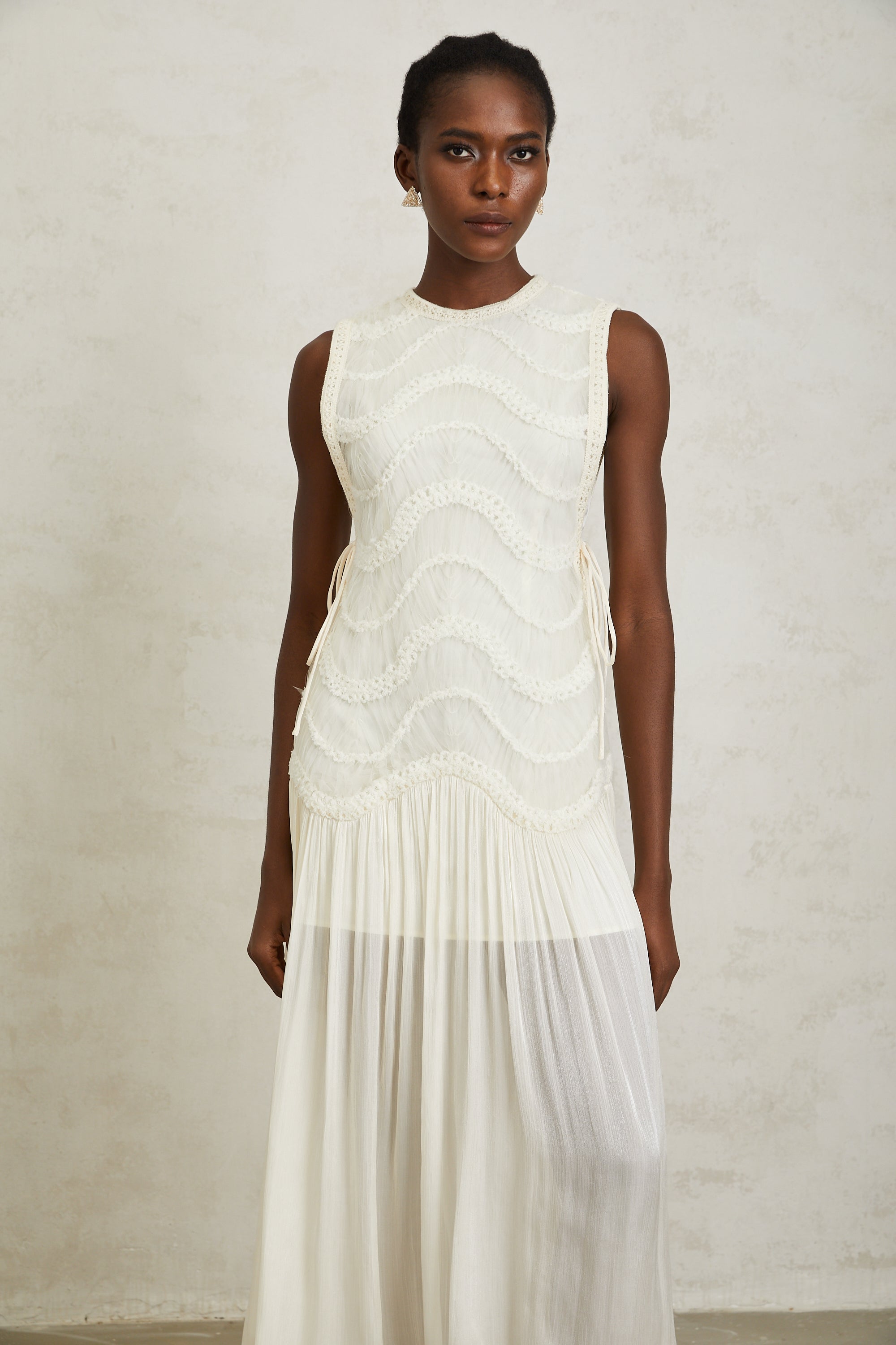 فستان بلانش متوسط الطول من الكروشيه باللون الأبيض الفاتح