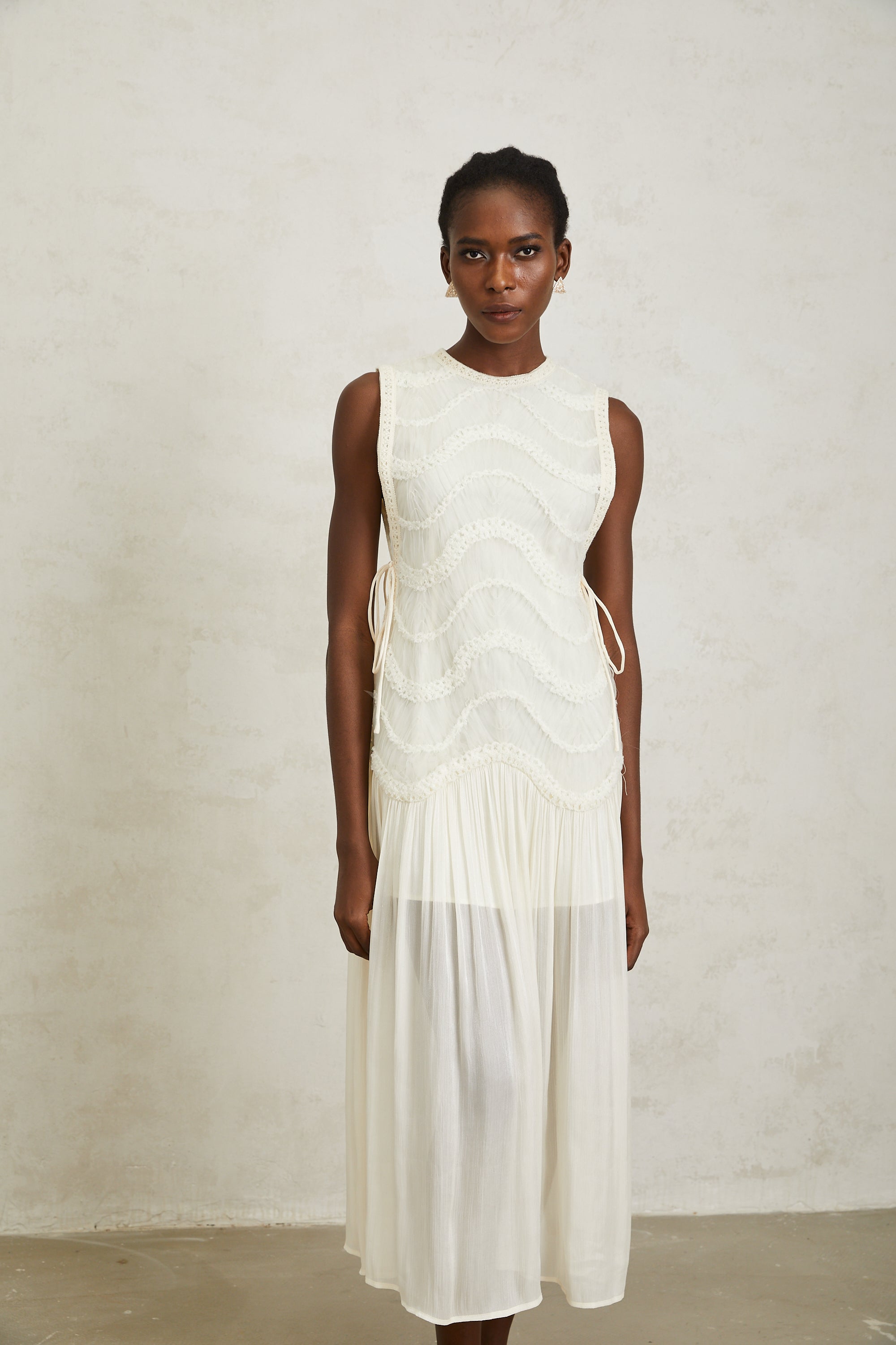 فستان بلانش متوسط الطول من الكروشيه باللون الأبيض الفاتح