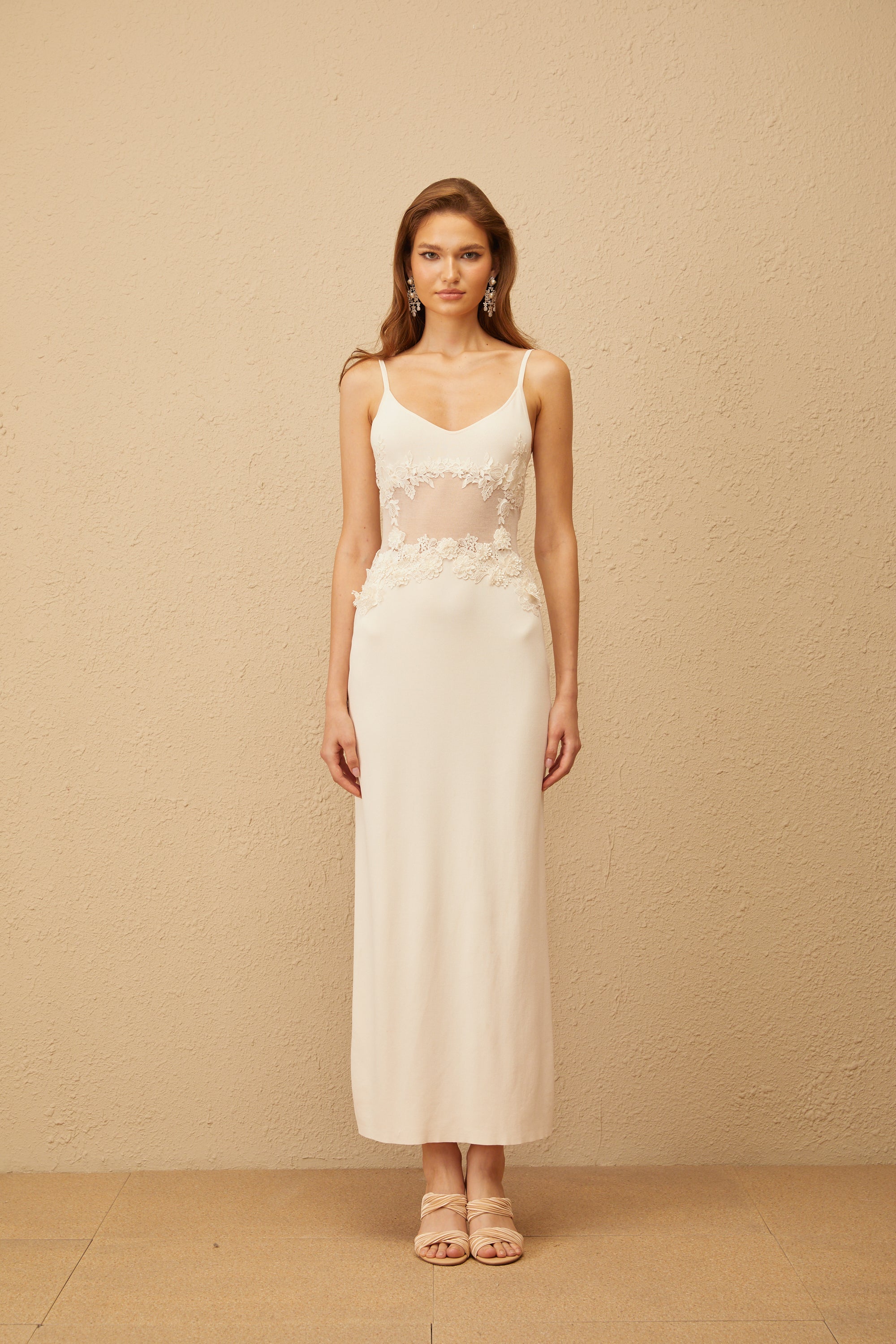 Uxue – Maxikleid aus Strick mit Blumenstickerei in Off-White