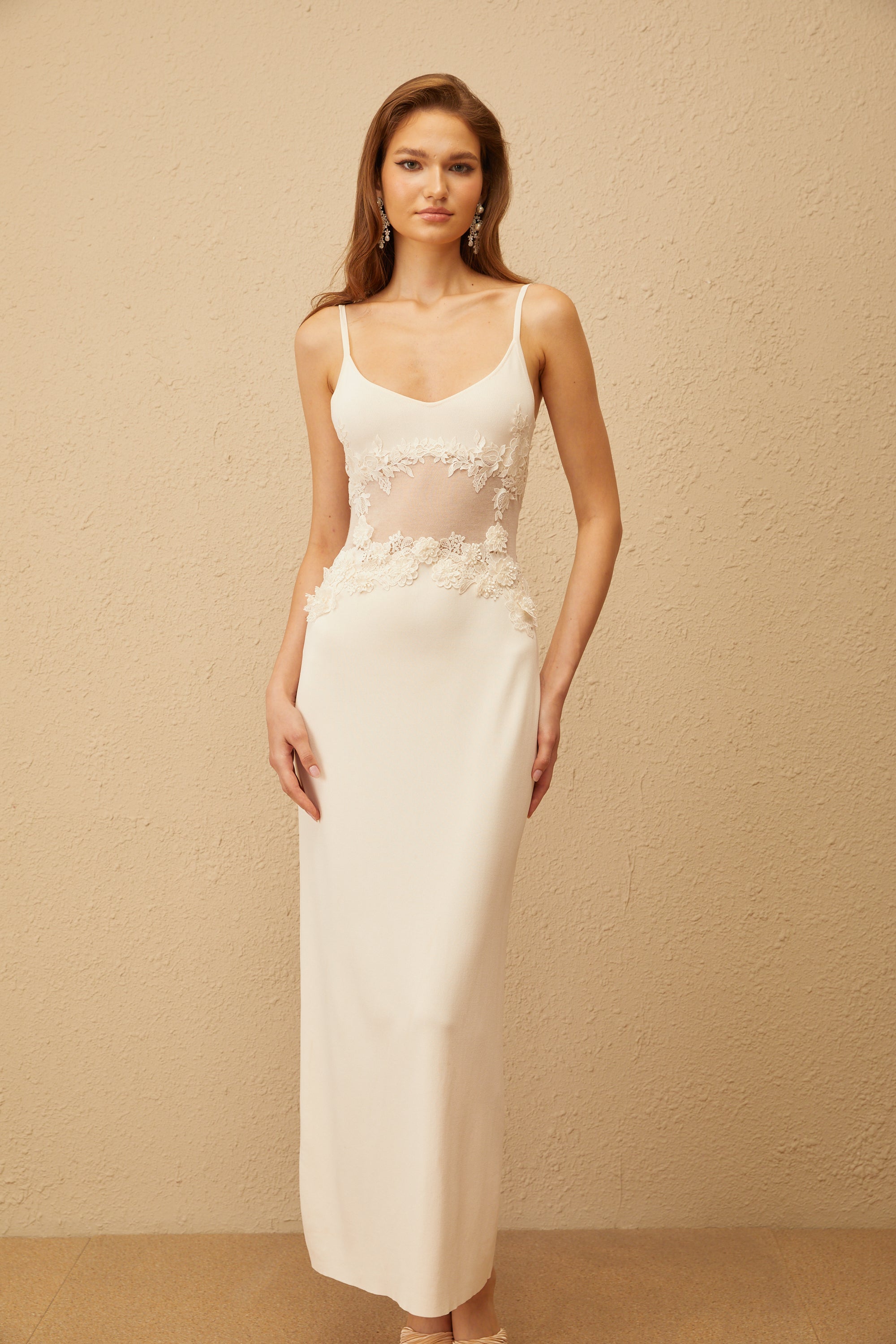 Uxue – Maxikleid aus Strick mit Blumenstickerei in Off-White